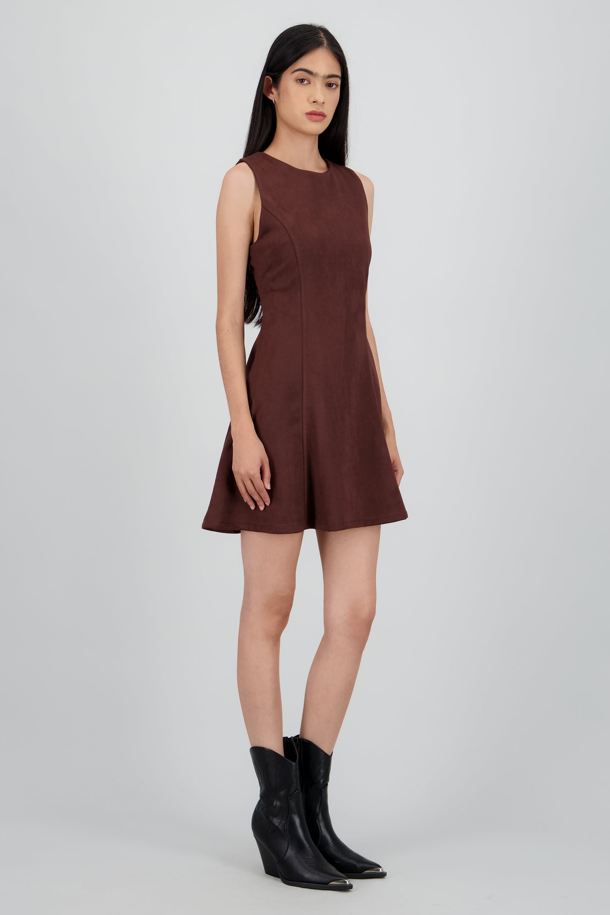 Vestido mini sin mangas detalle cortes CHOCOLATE