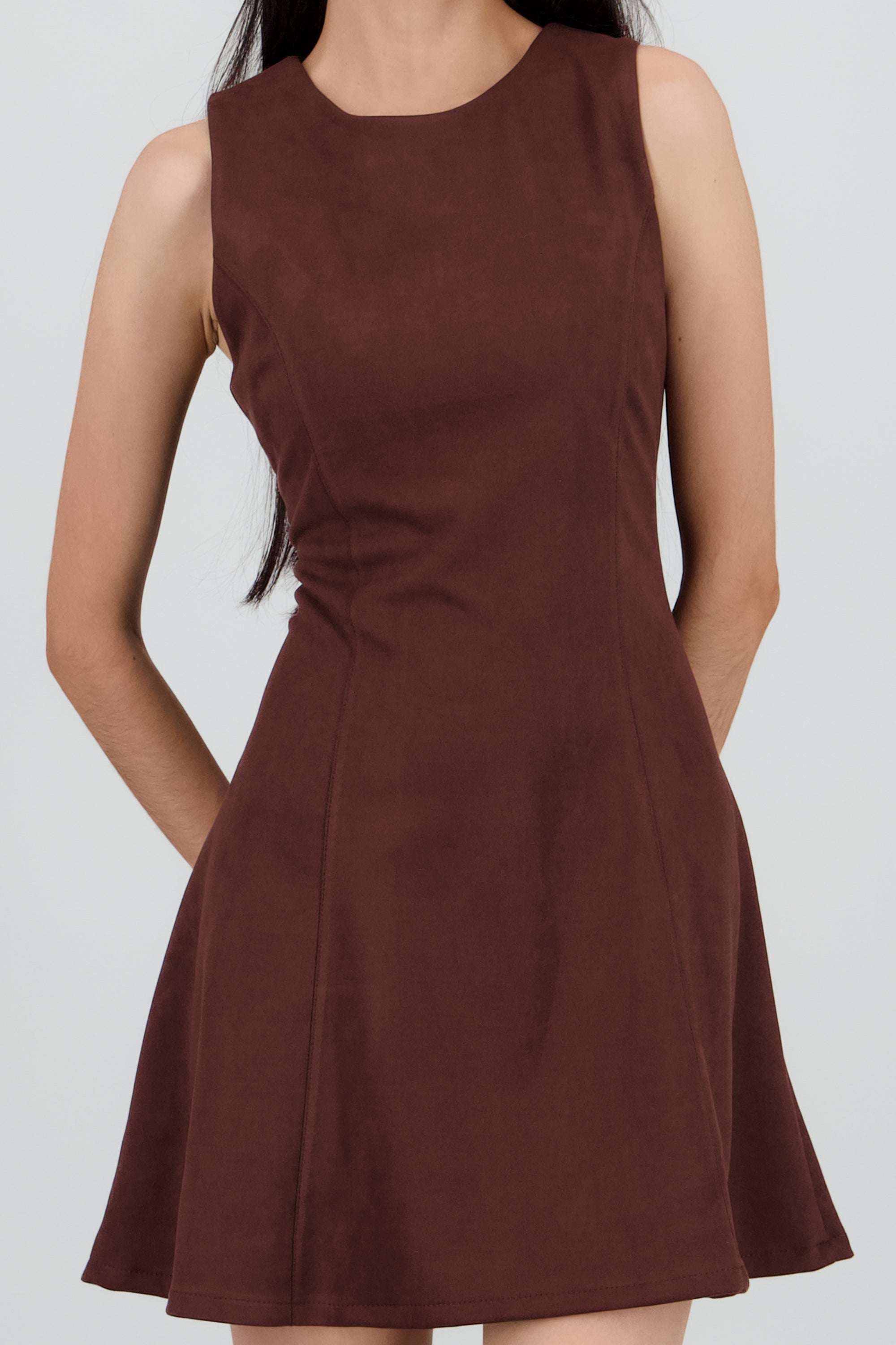 Vestido mini sin mangas detalle cortes CHOCOLATE