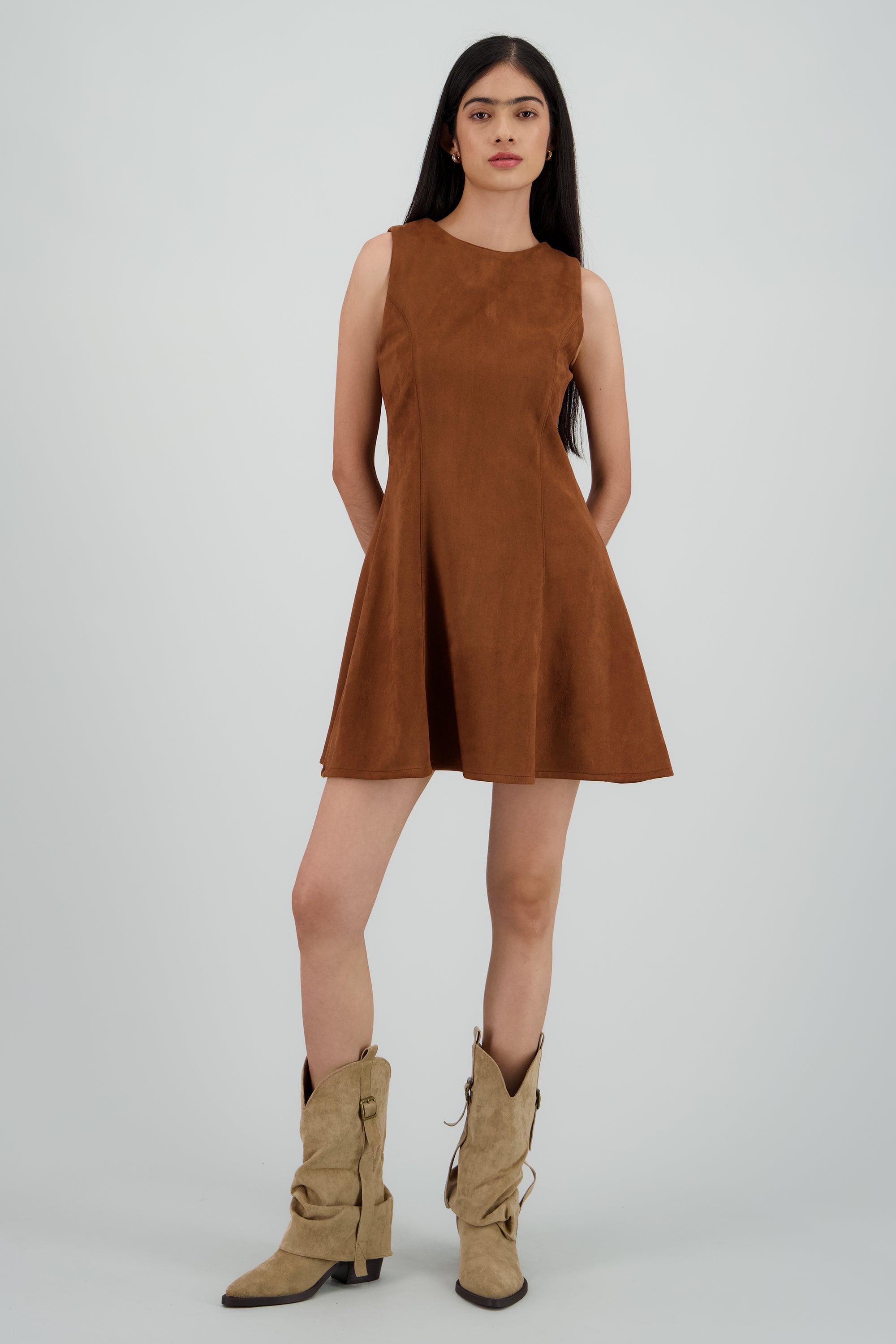 Vestido mini sin mangas detalle cortes CAMELLO