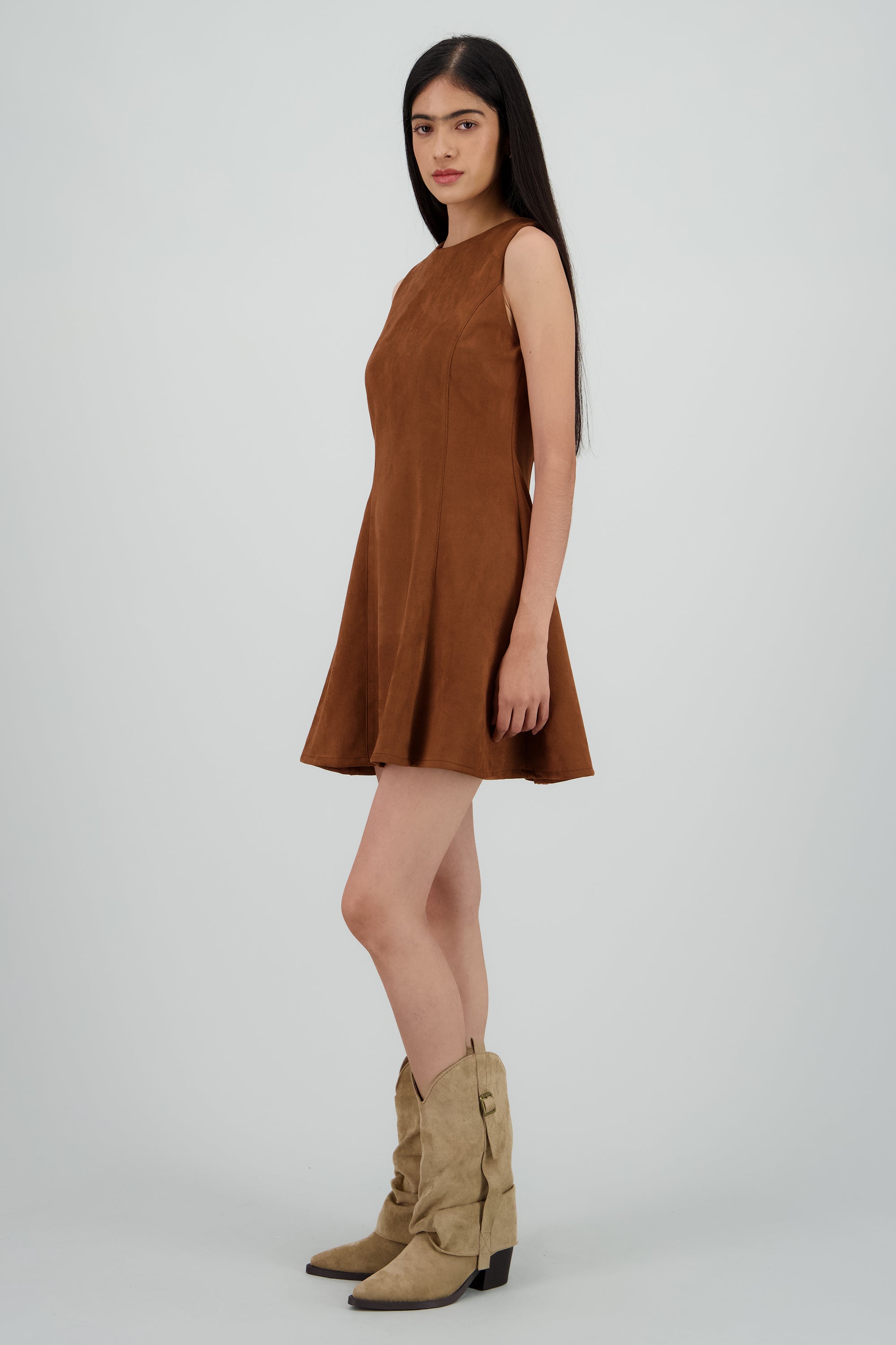 Vestido mini sin mangas detalle cortes CAMELLO