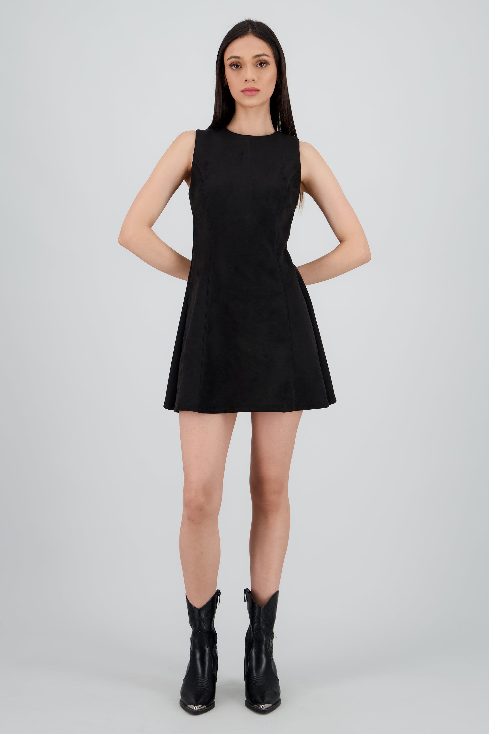 Vestido mini sin mangas detalle cortes NEGRO