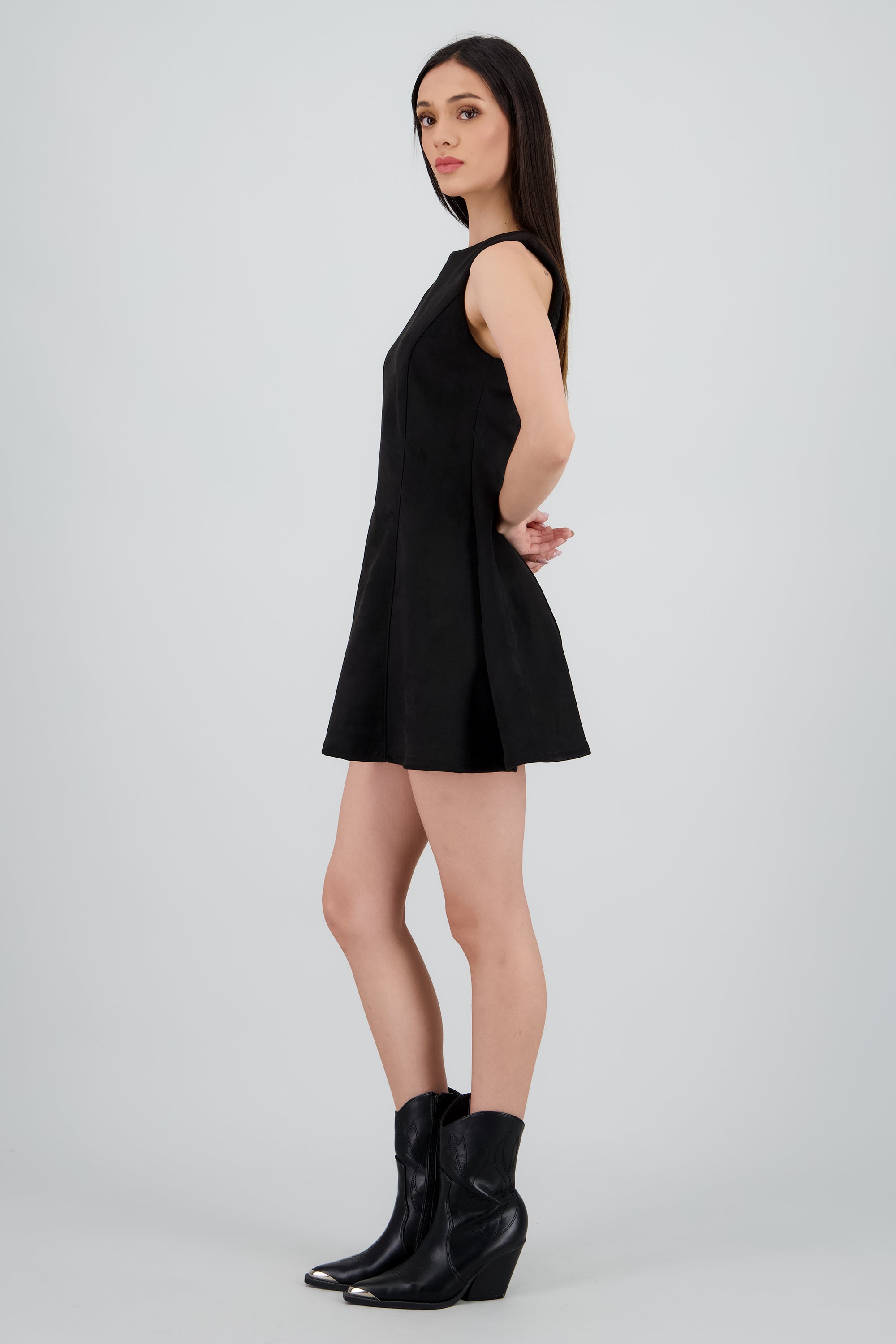 Vestido mini sin mangas detalle cortes NEGRO