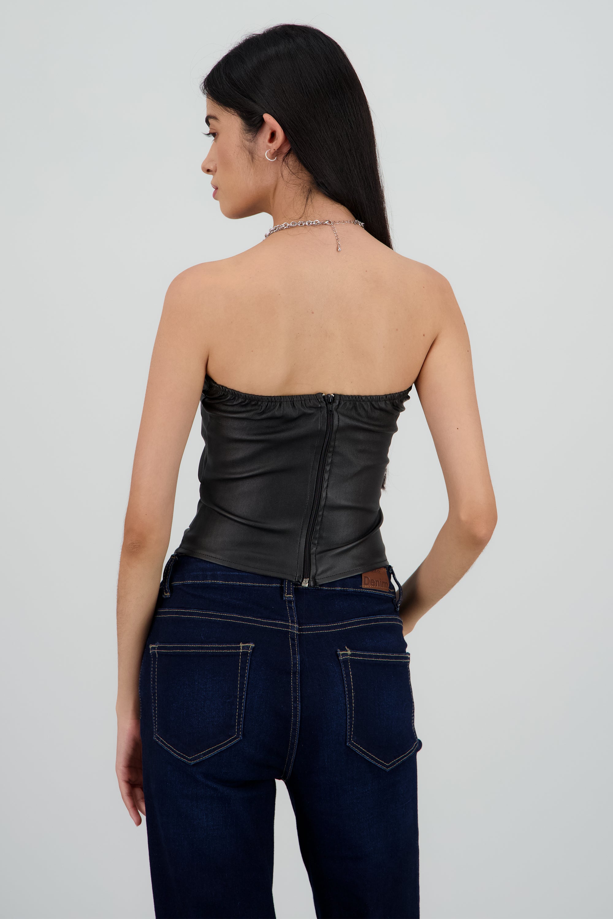 Top strapless asimetrico de pu NEGRO