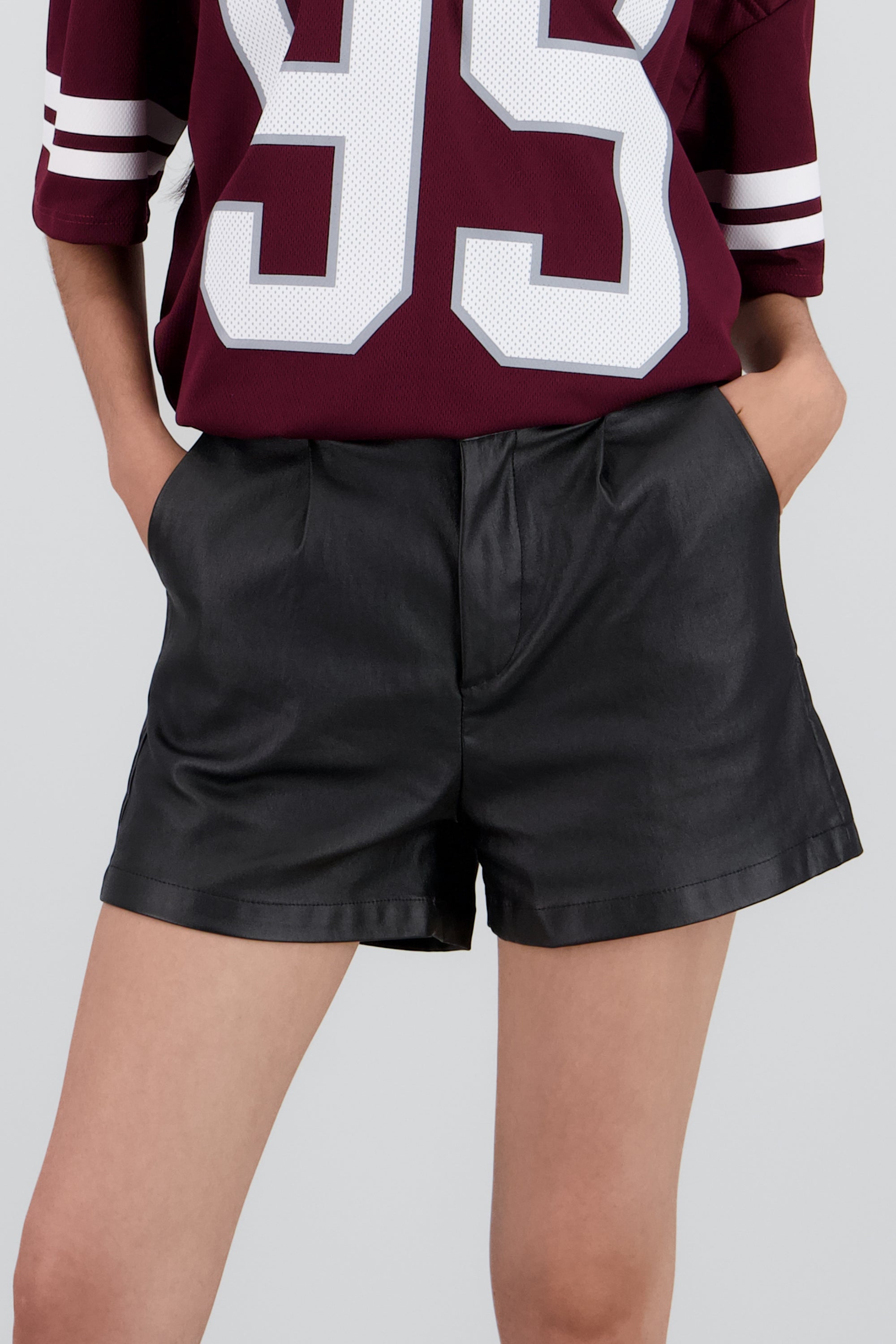 Short de pu con pinzas NEGRO