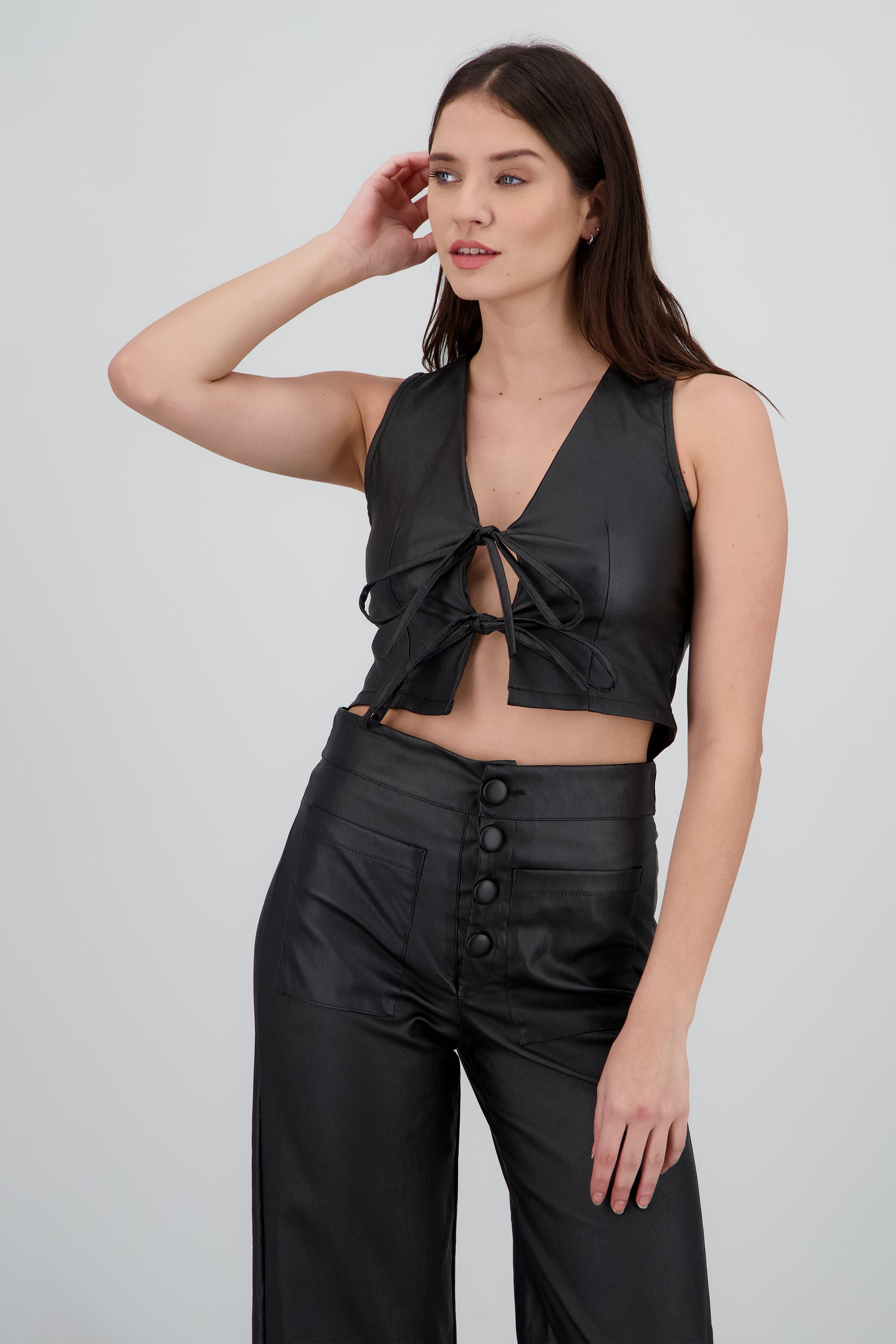 Chaleco de pu detalle amarre moños NEGRO