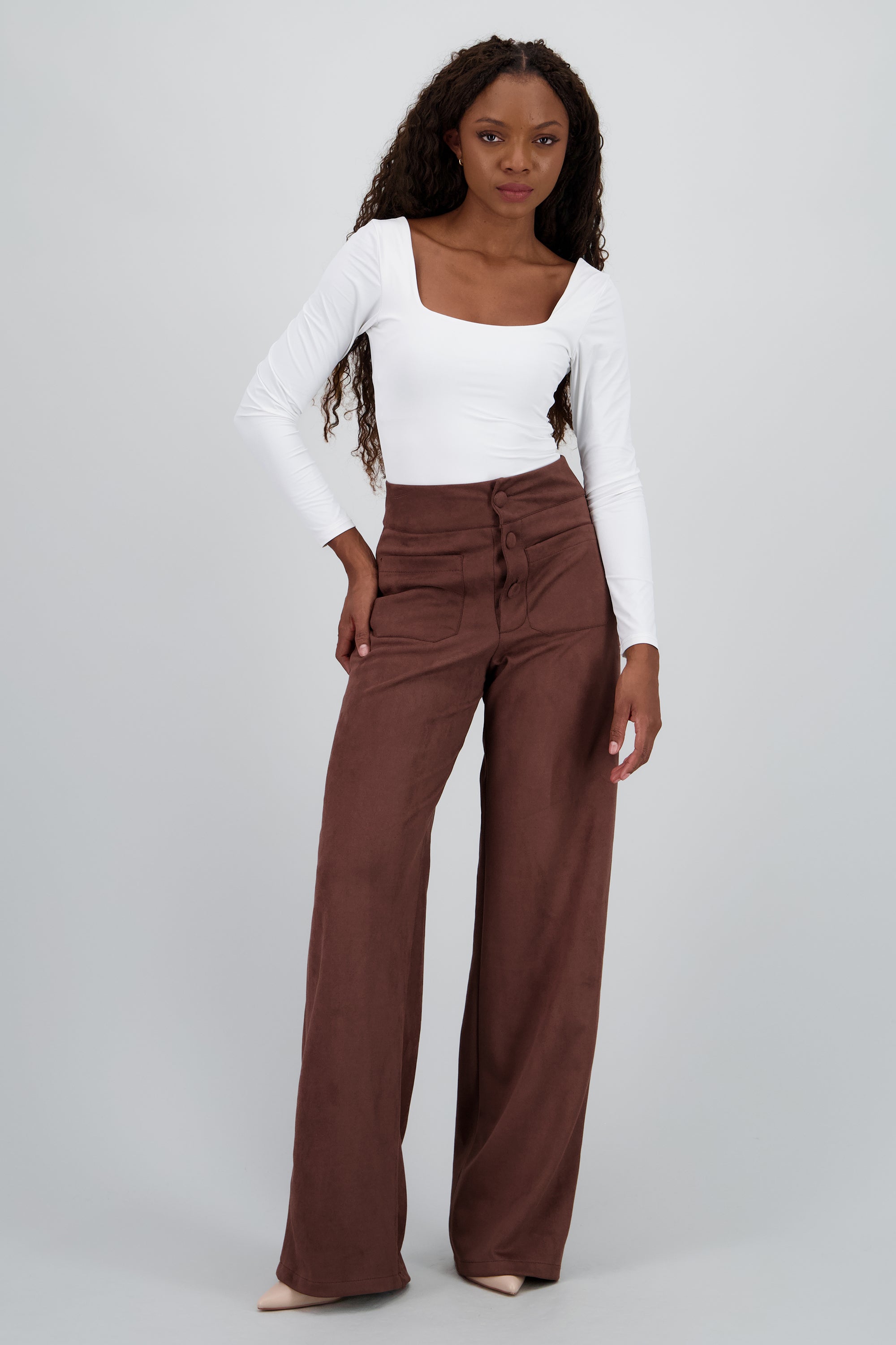 Pantalon amplio con bolsas detalle botones CHOCOLATE