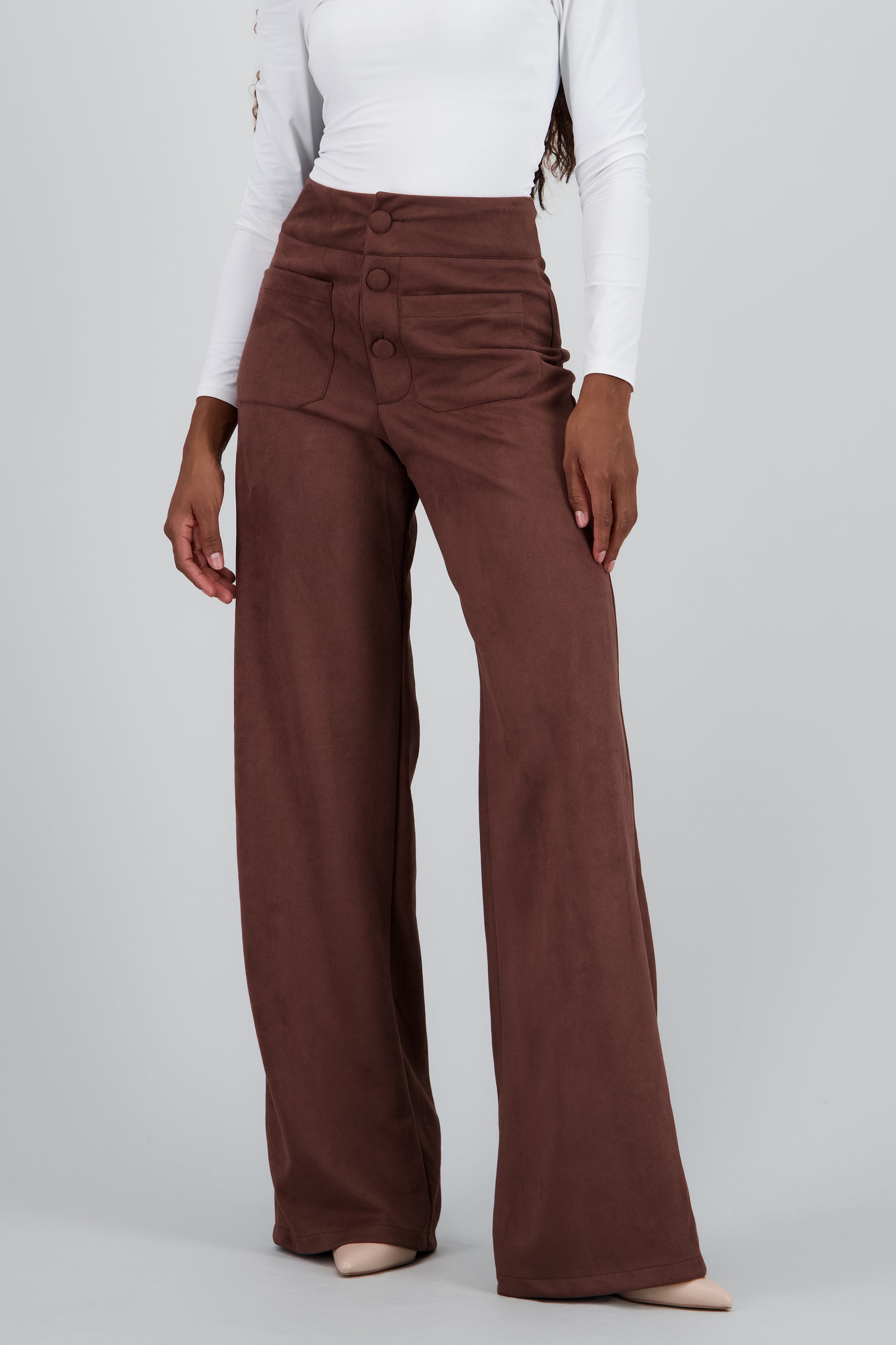 Pantalon amplio con bolsas detalle botones CHOCOLATE