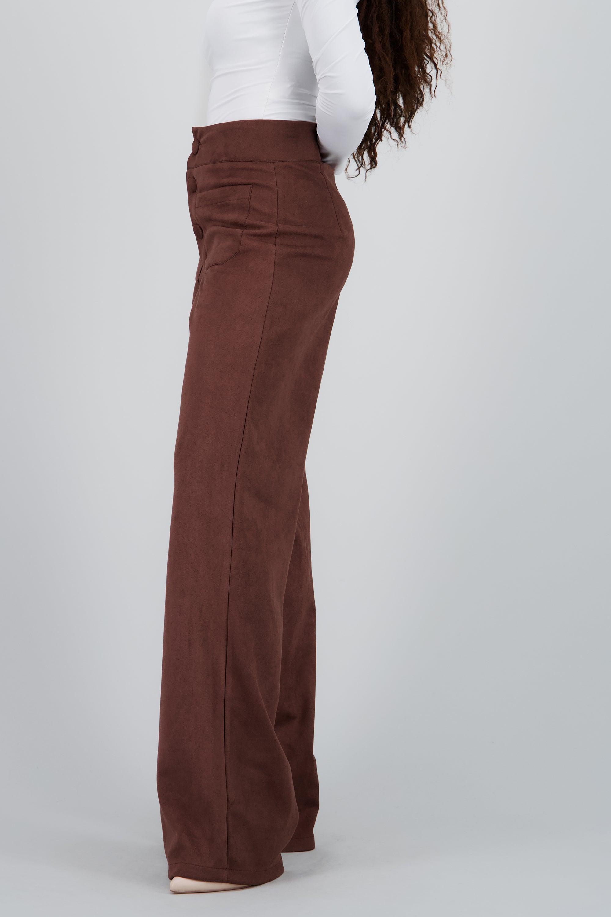 Pantalon amplio con bolsas detalle botones CHOCOLATE