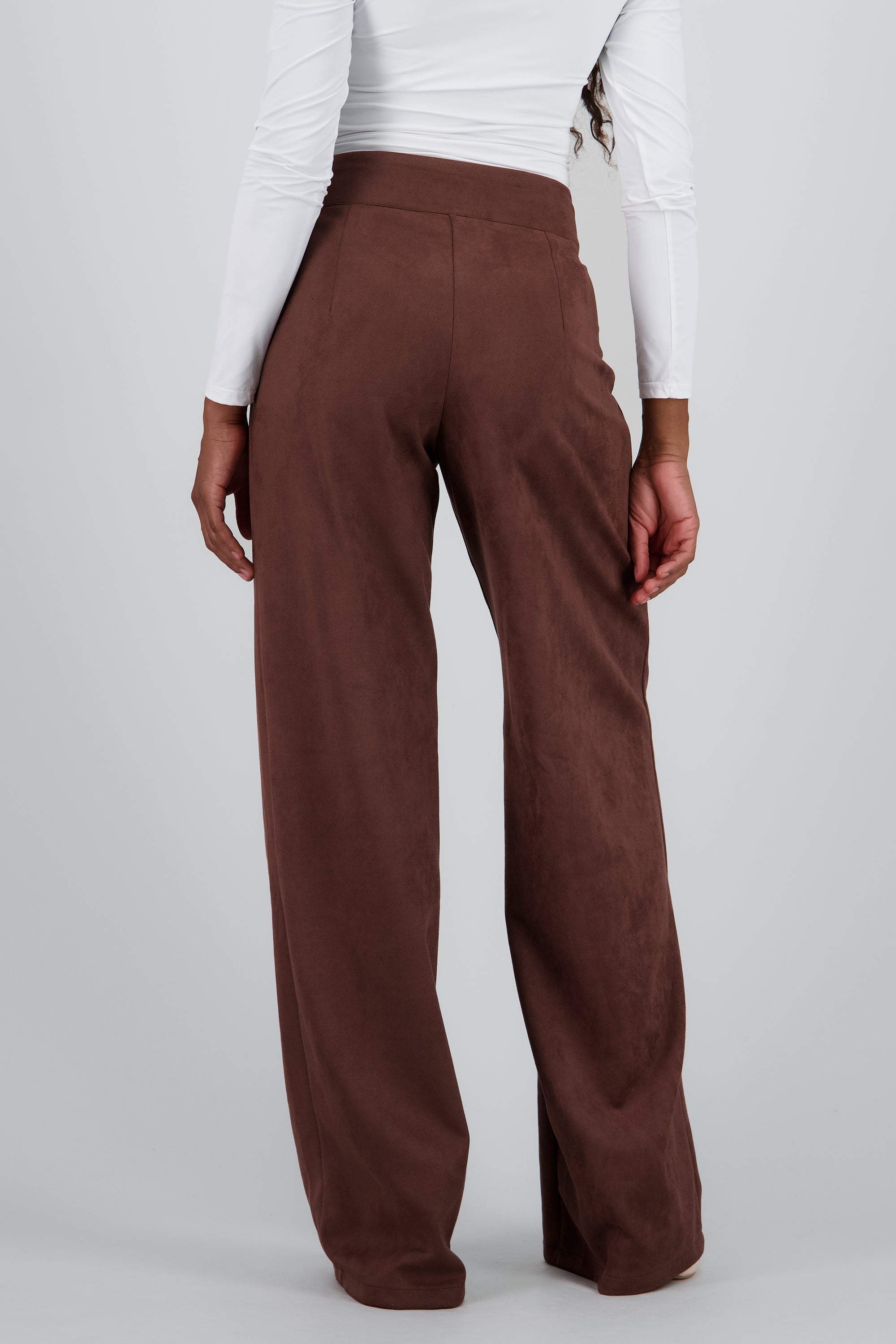 Pantalon amplio con bolsas detalle botones CHOCOLATE