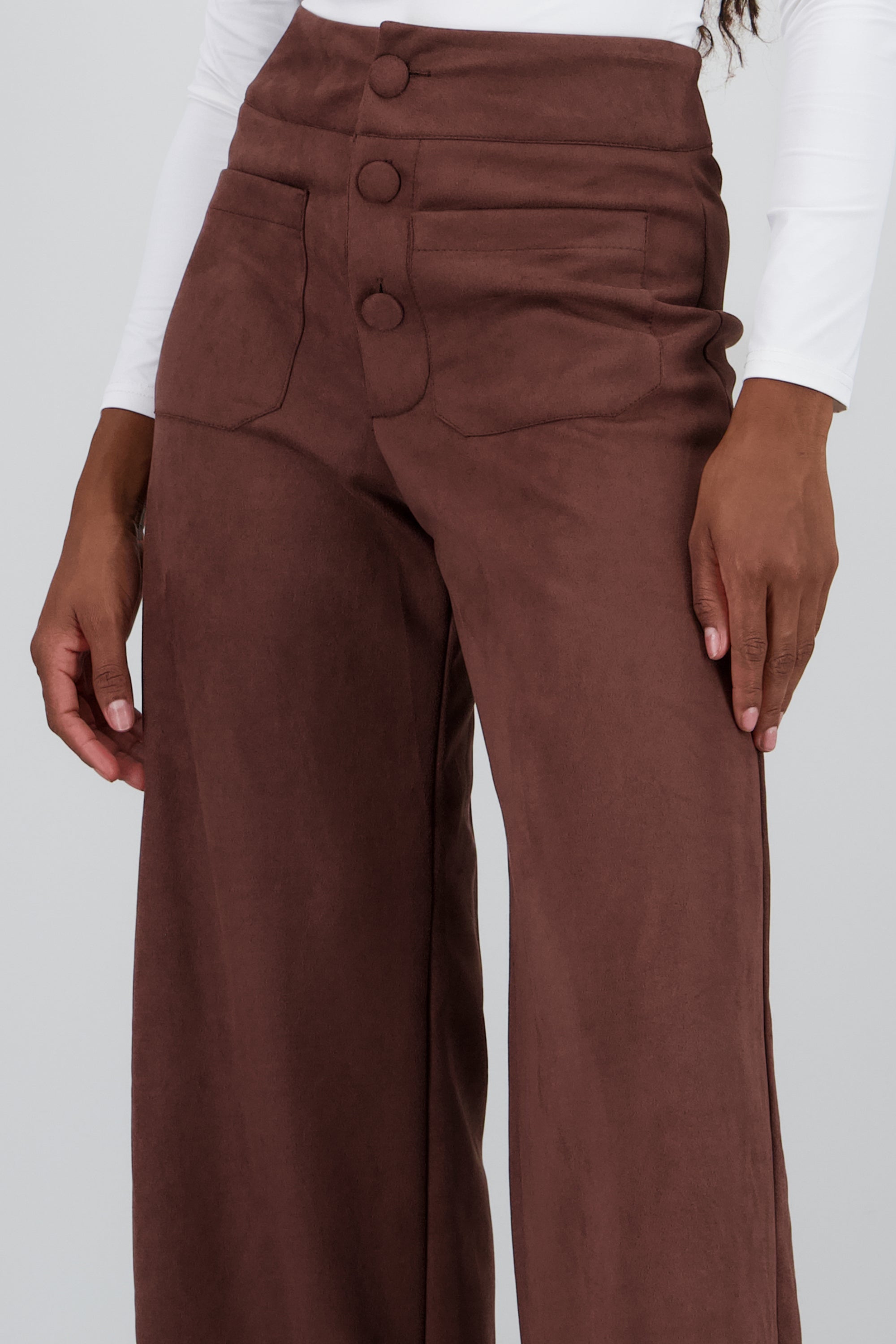 Pantalon amplio con bolsas detalle botones CHOCOLATE