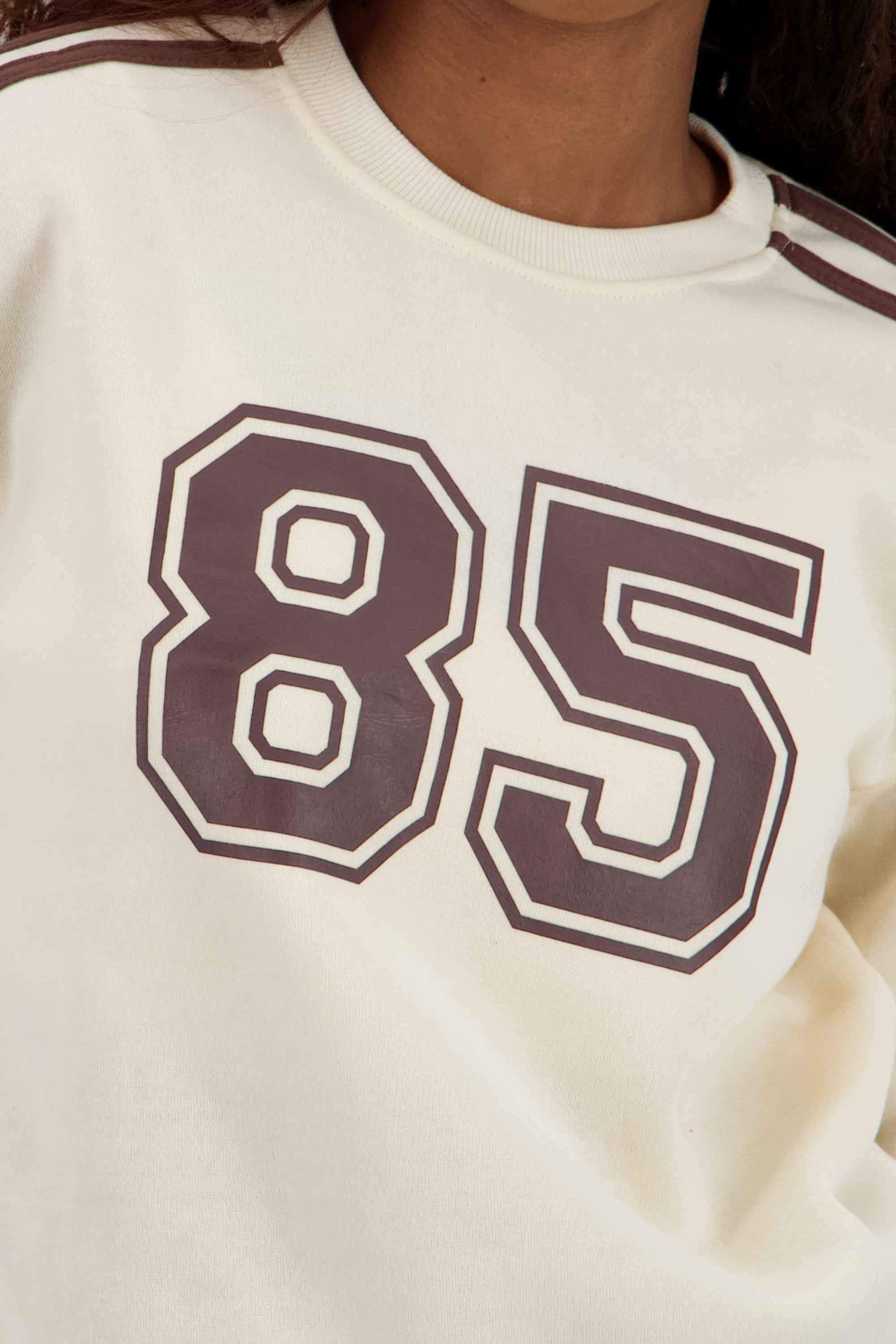 Sudadera lineas contraste número CREMA