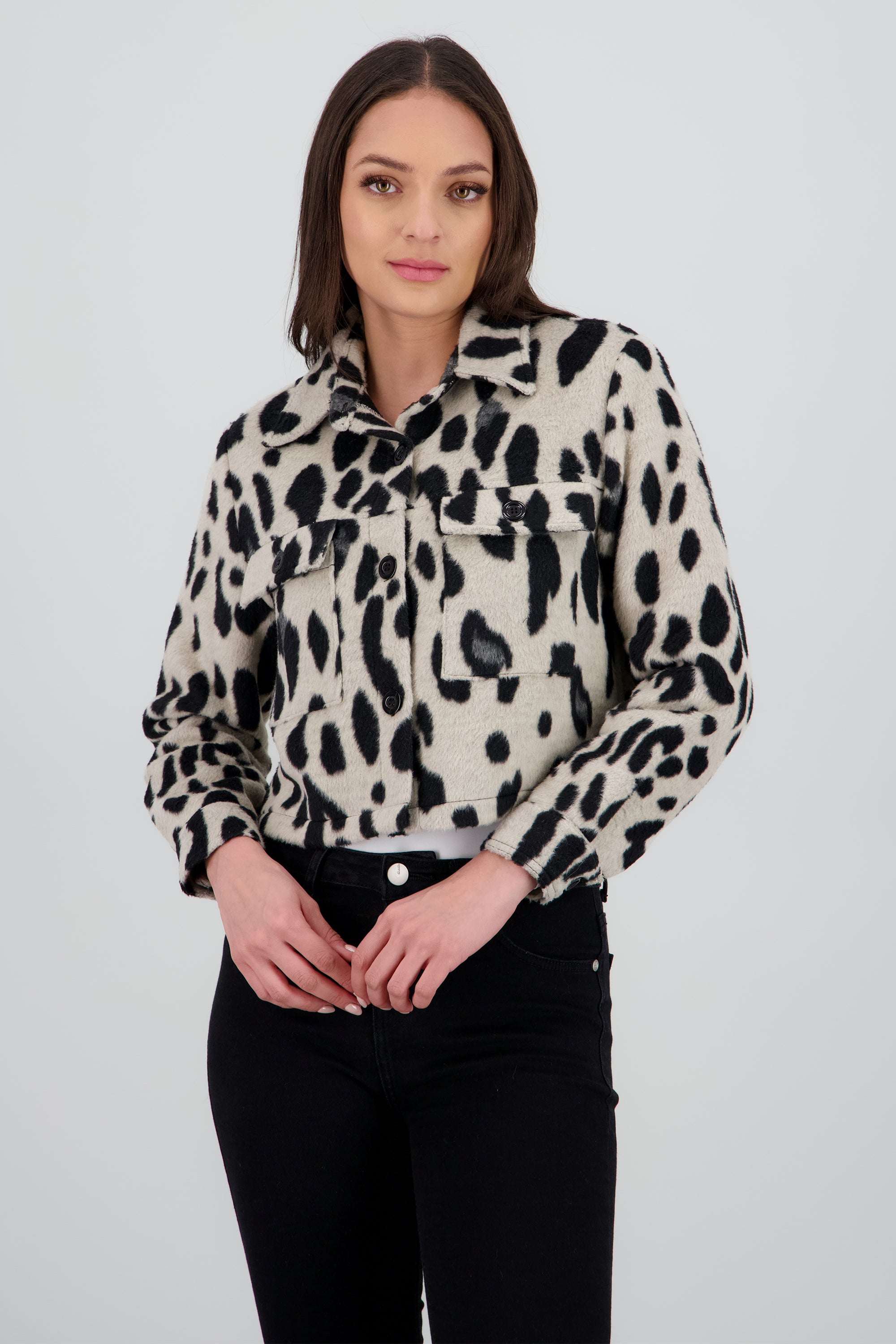 Chamarra crop animal print detalle bolsas BLANCO COMBO