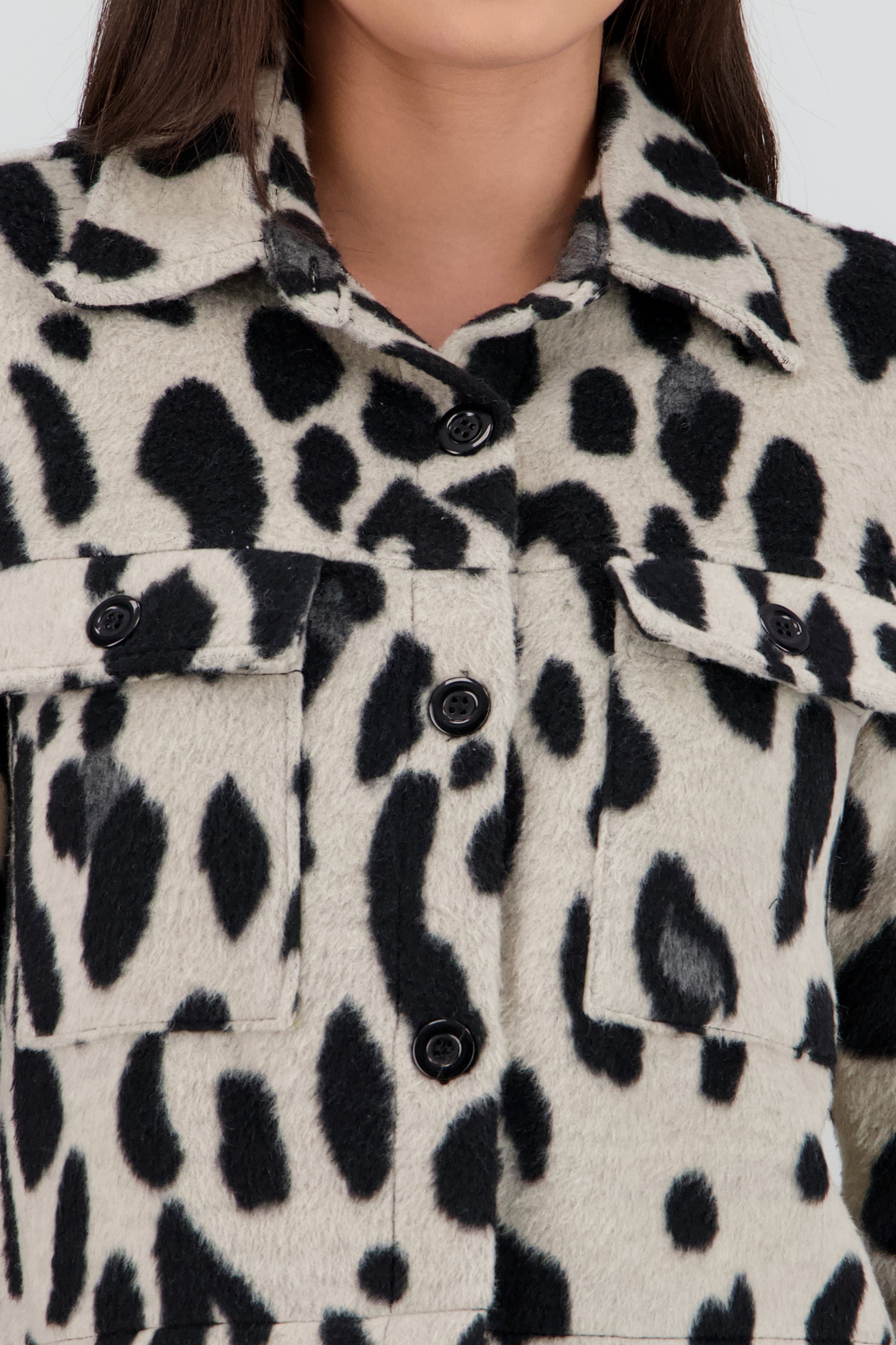 Chamarra crop animal print detalle bolsas BLANCO COMBO