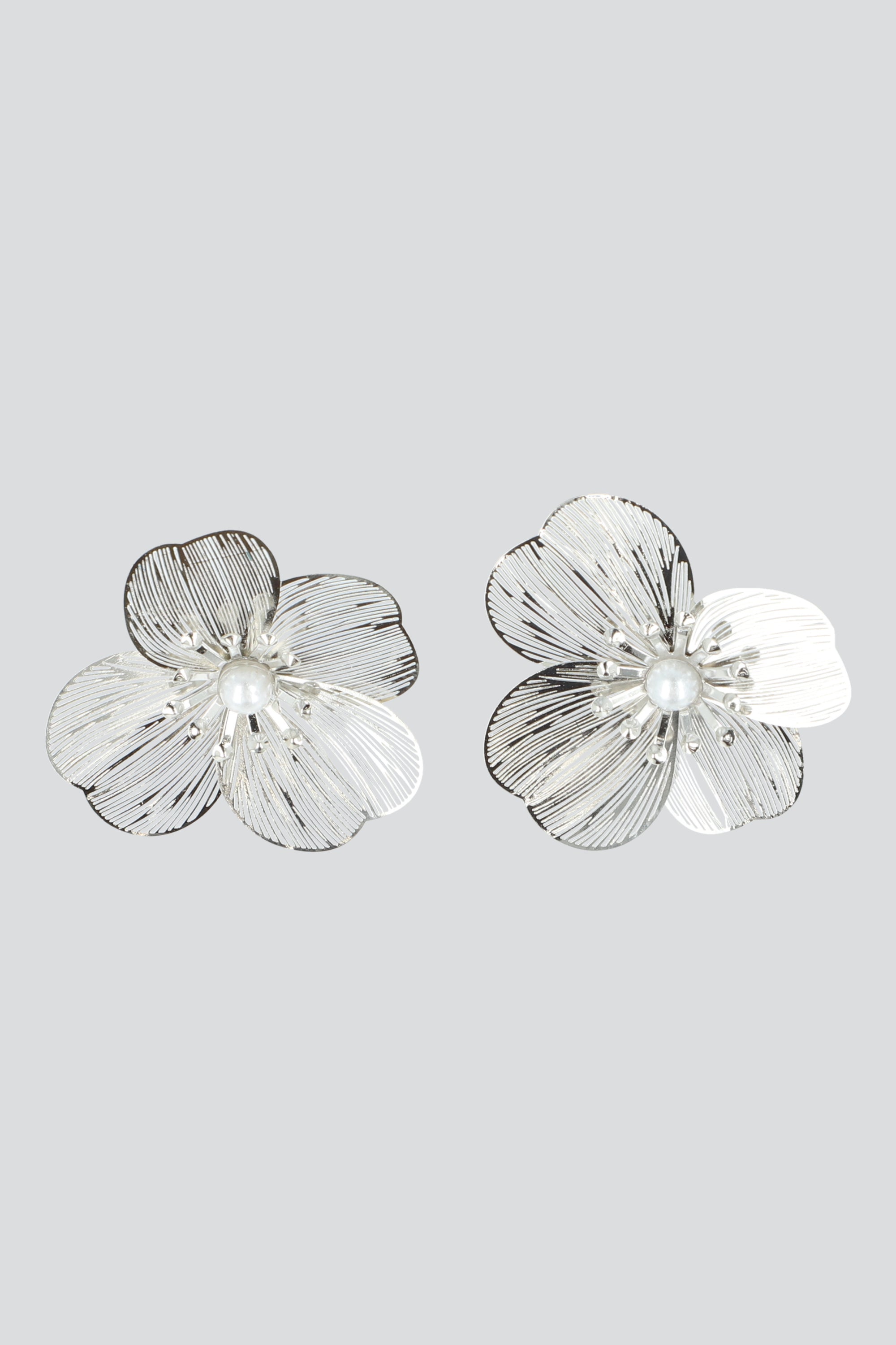 ARETES FLOR CALADA PLATA