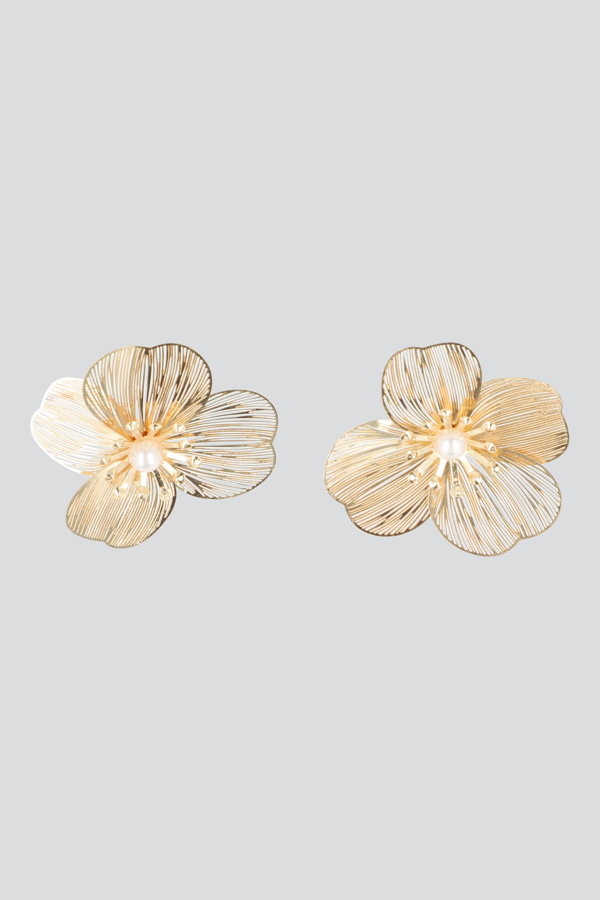 ARETES FLOR CALADA ORO