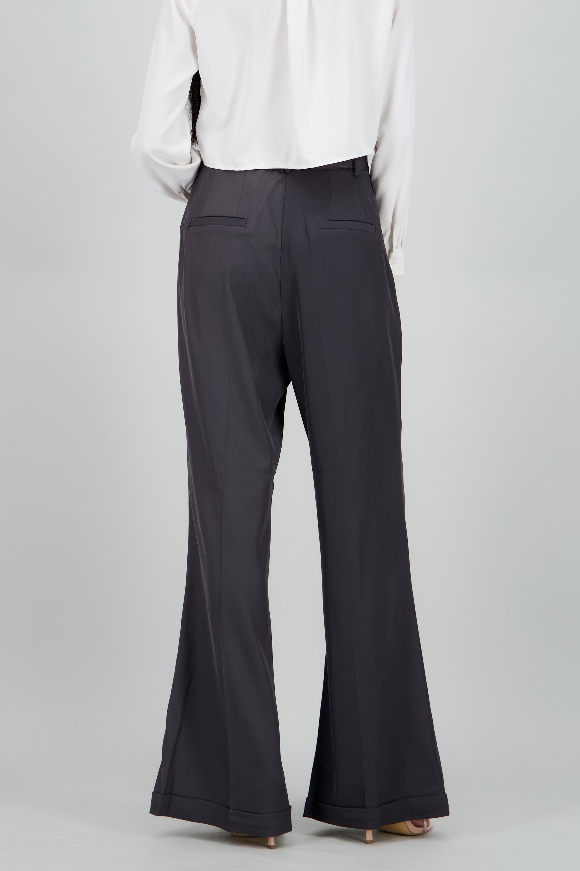 Pantalon flare detalle dobladillo GRIS