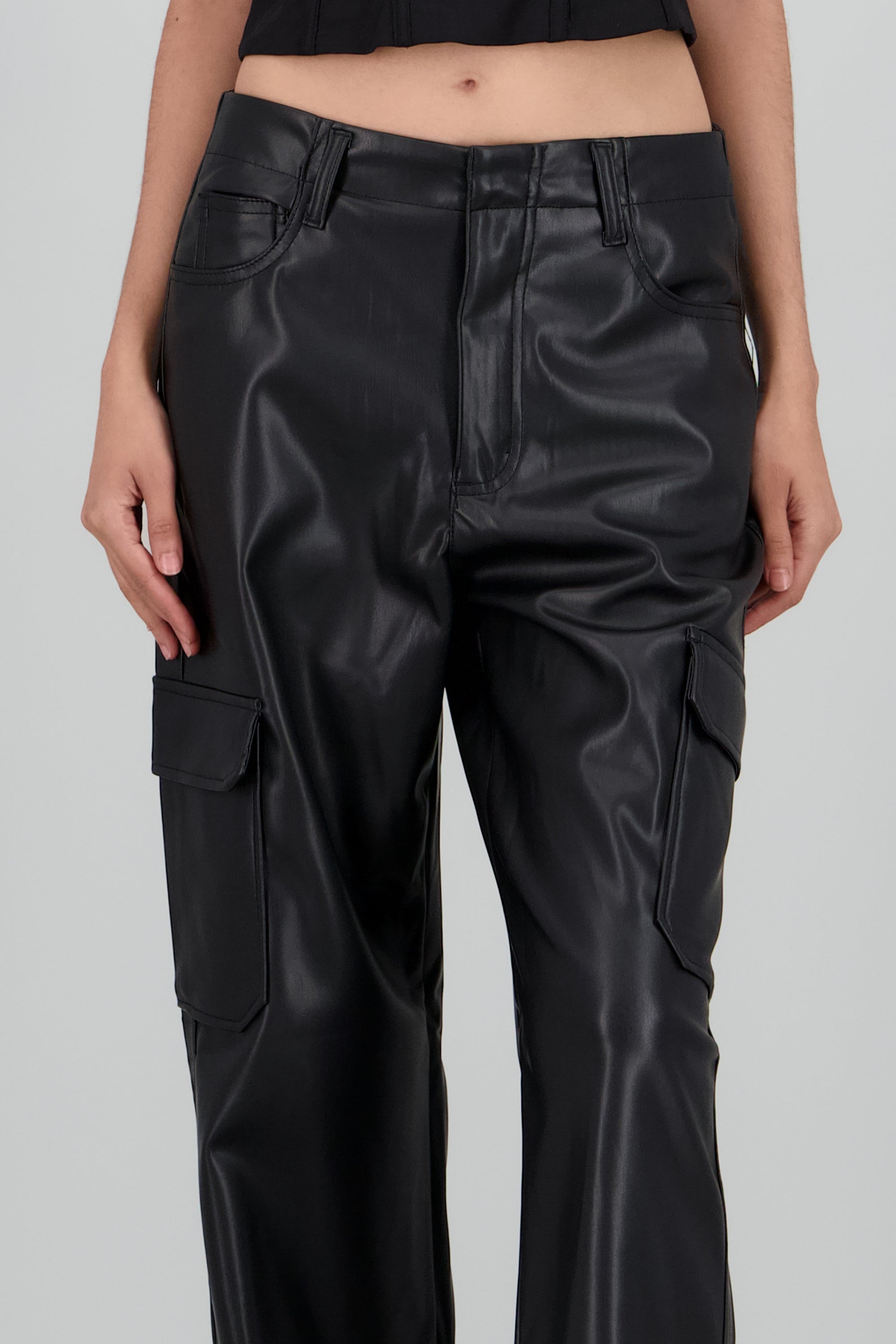 Pantalon cargo amplio pu NEGRO