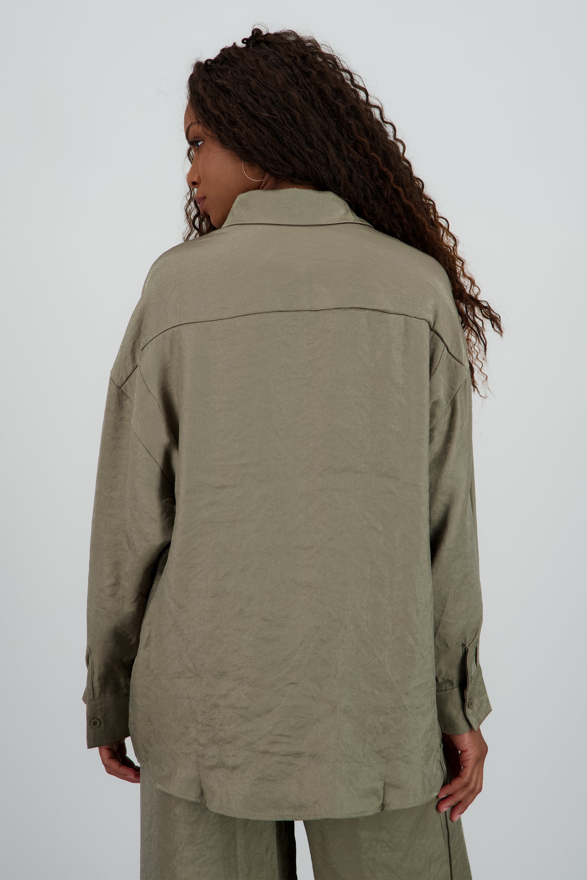 Camisa manga larga detalle satinada botones OLIVO