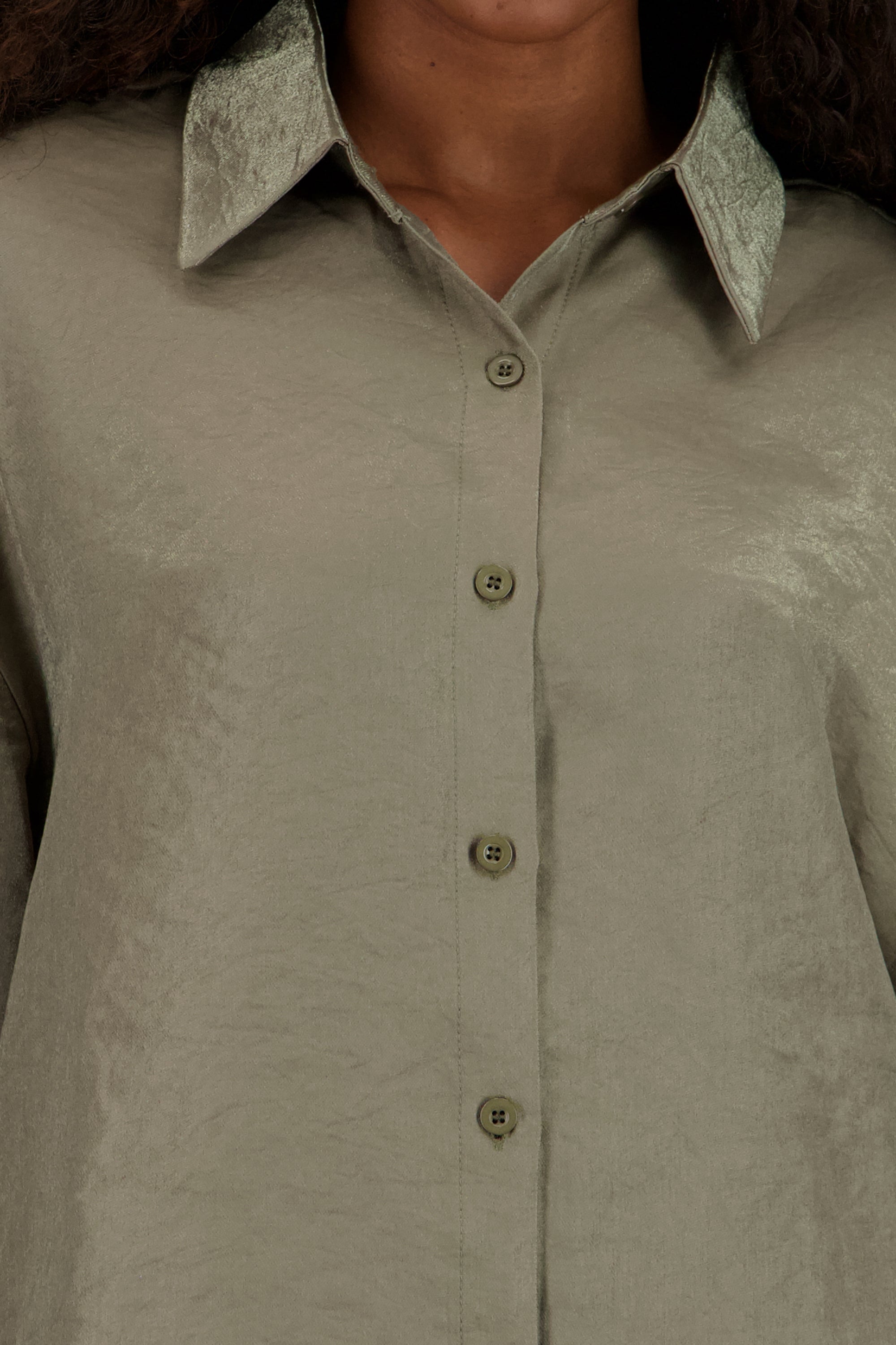 Camisa manga larga detalle satinada botones OLIVO