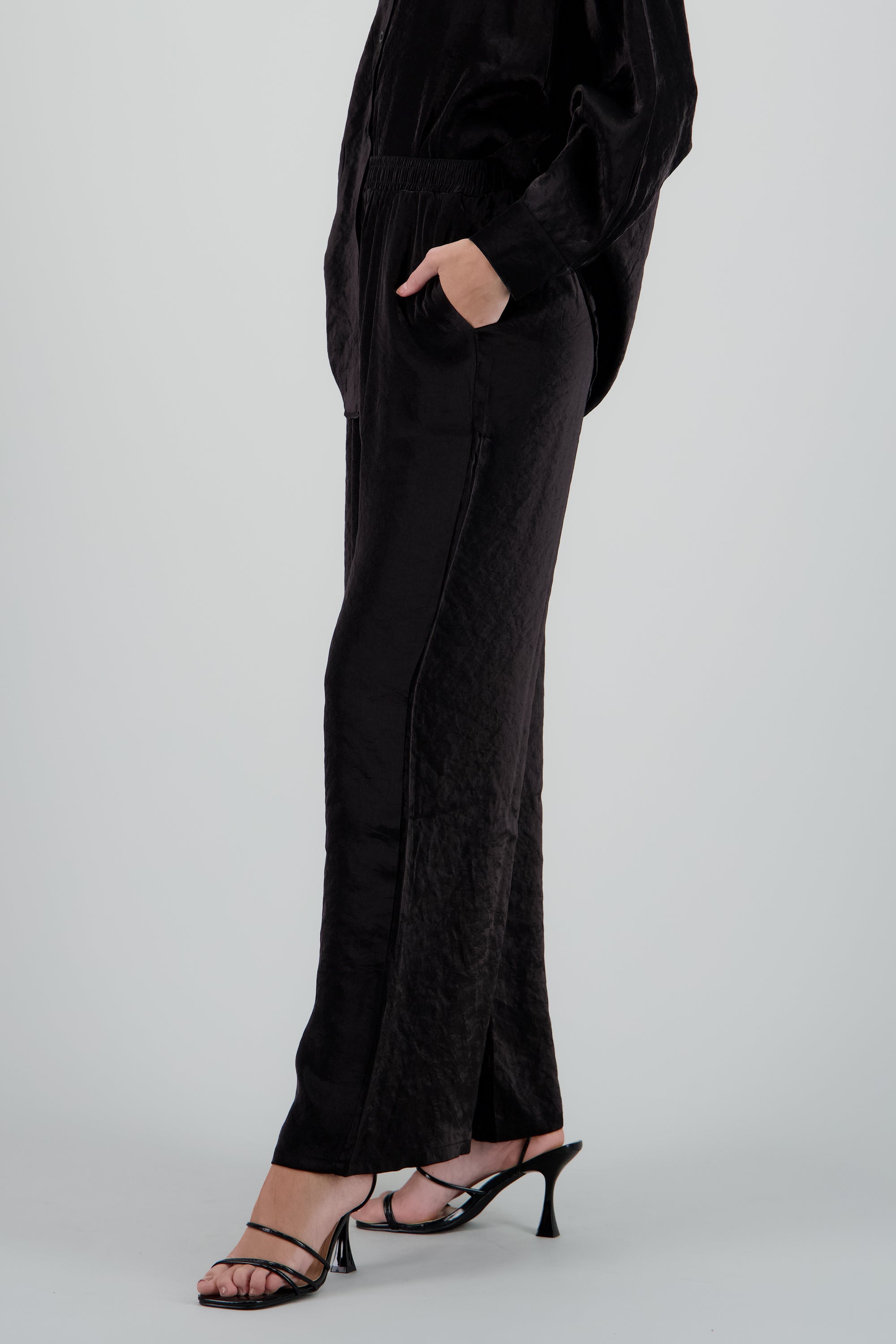 Pantalon amplio fluido detalle satinado NEGRO