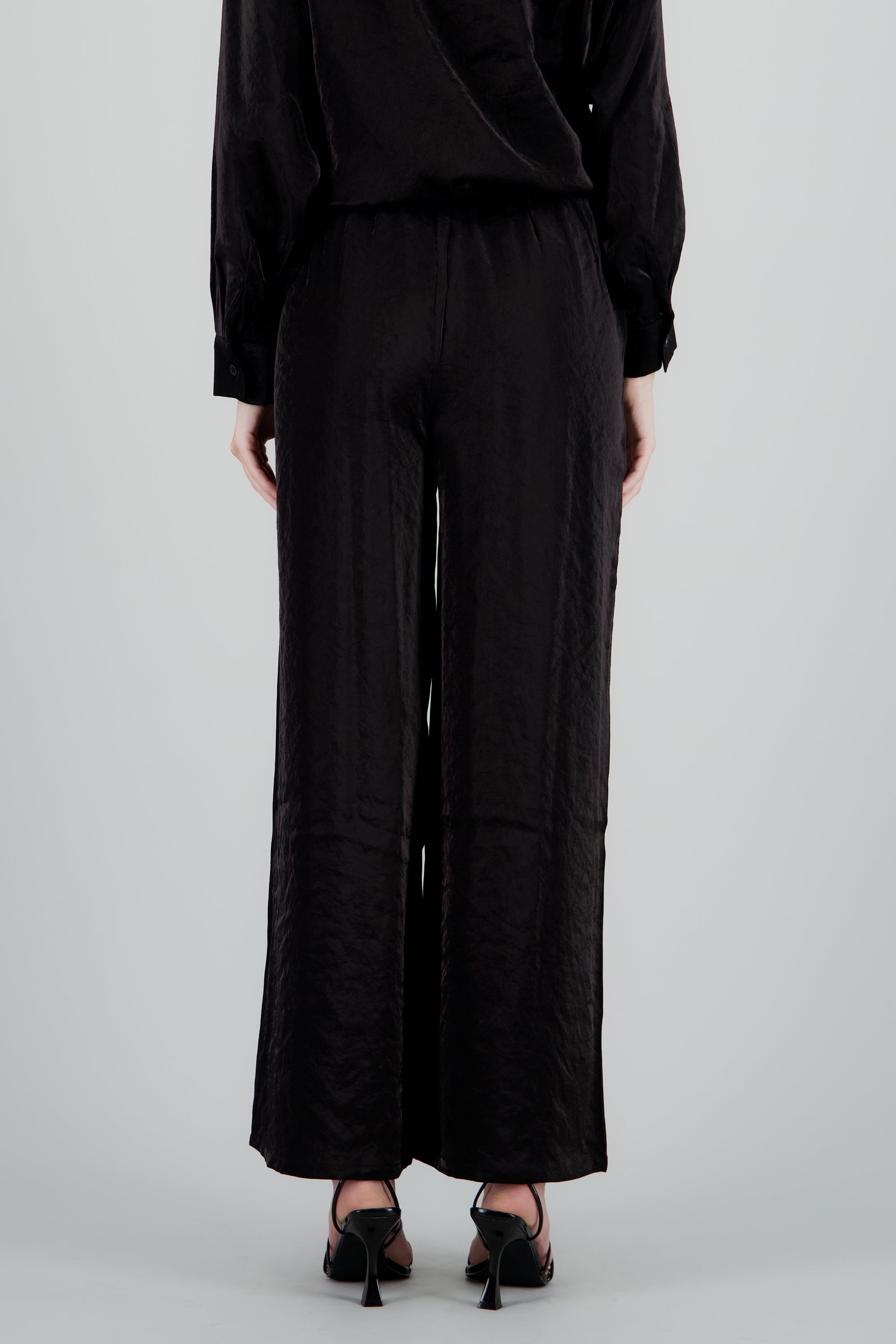 Pantalon amplio fluido detalle satinado NEGRO