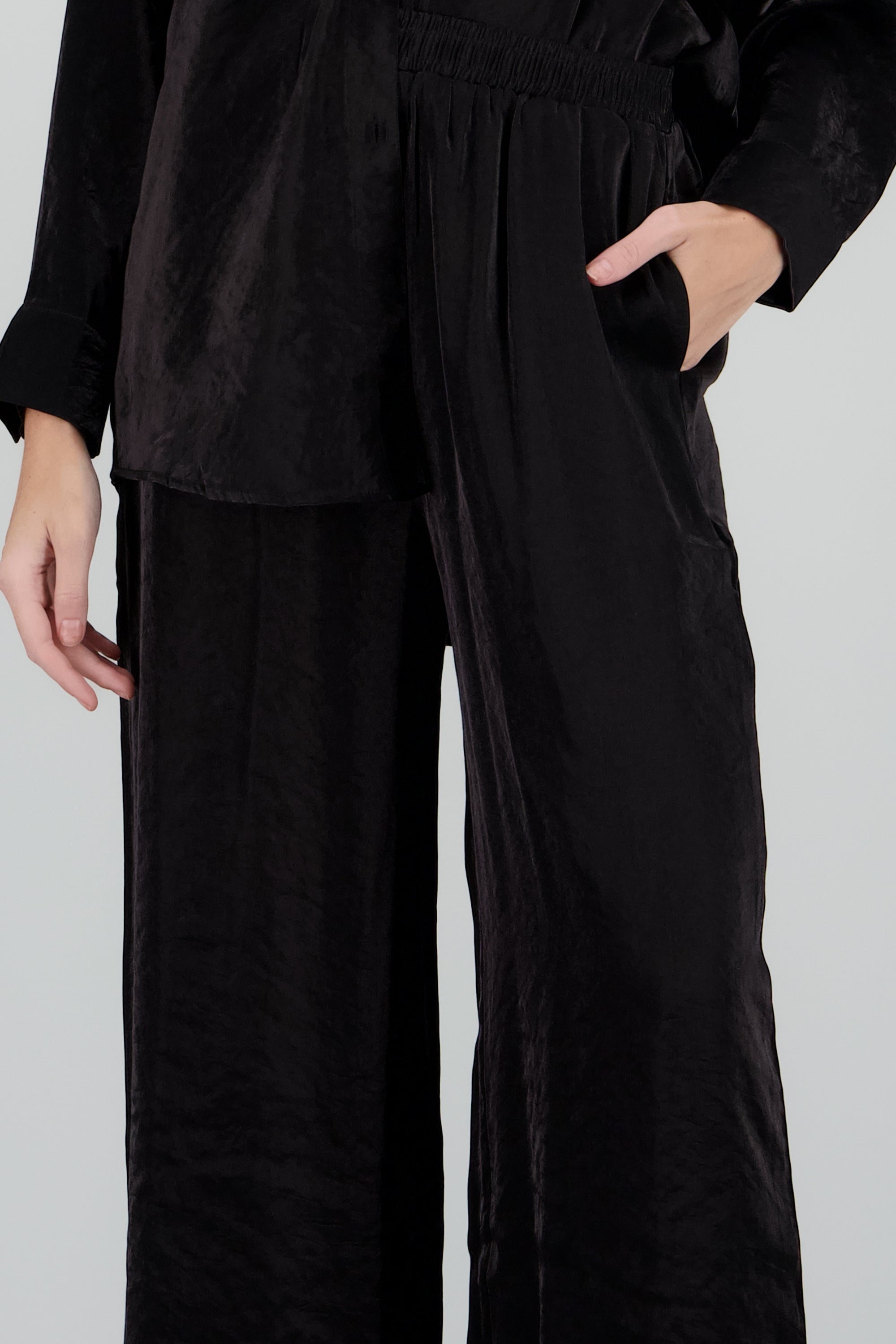 Pantalon amplio fluido detalle satinado NEGRO