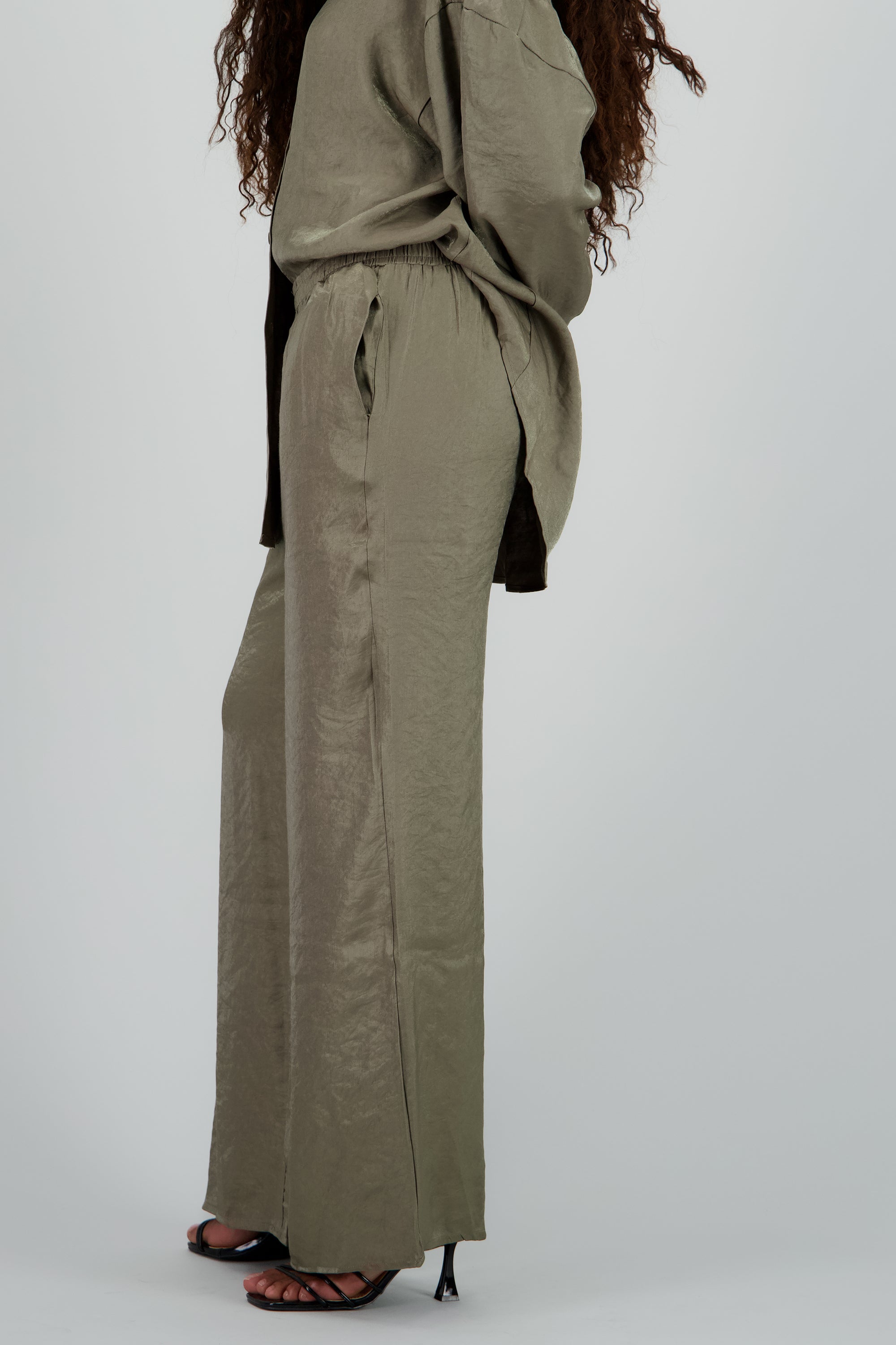 Pantalon amplio fluido detalle satinado OLIVO