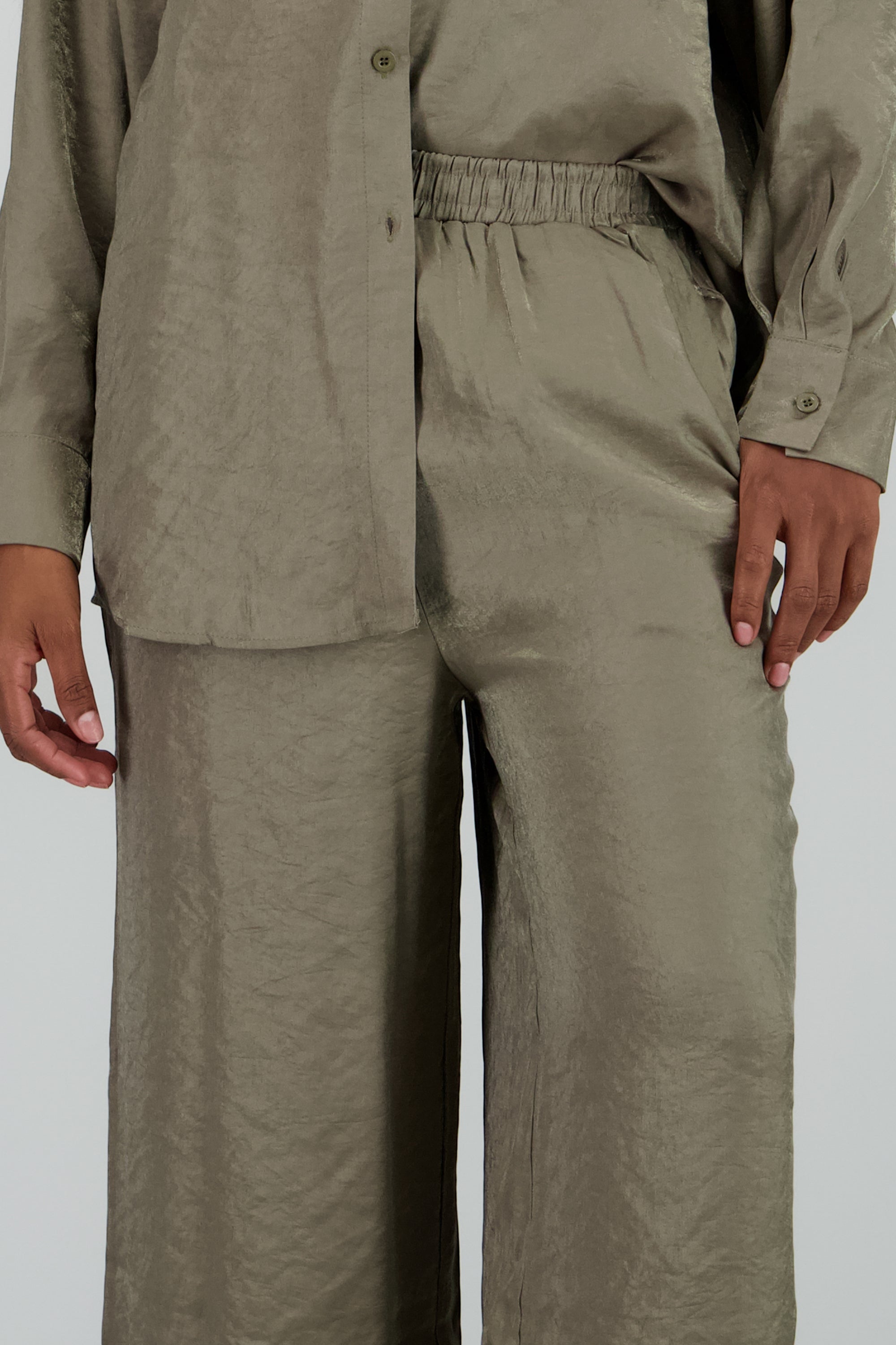 Pantalon amplio fluido detalle satinado OLIVO