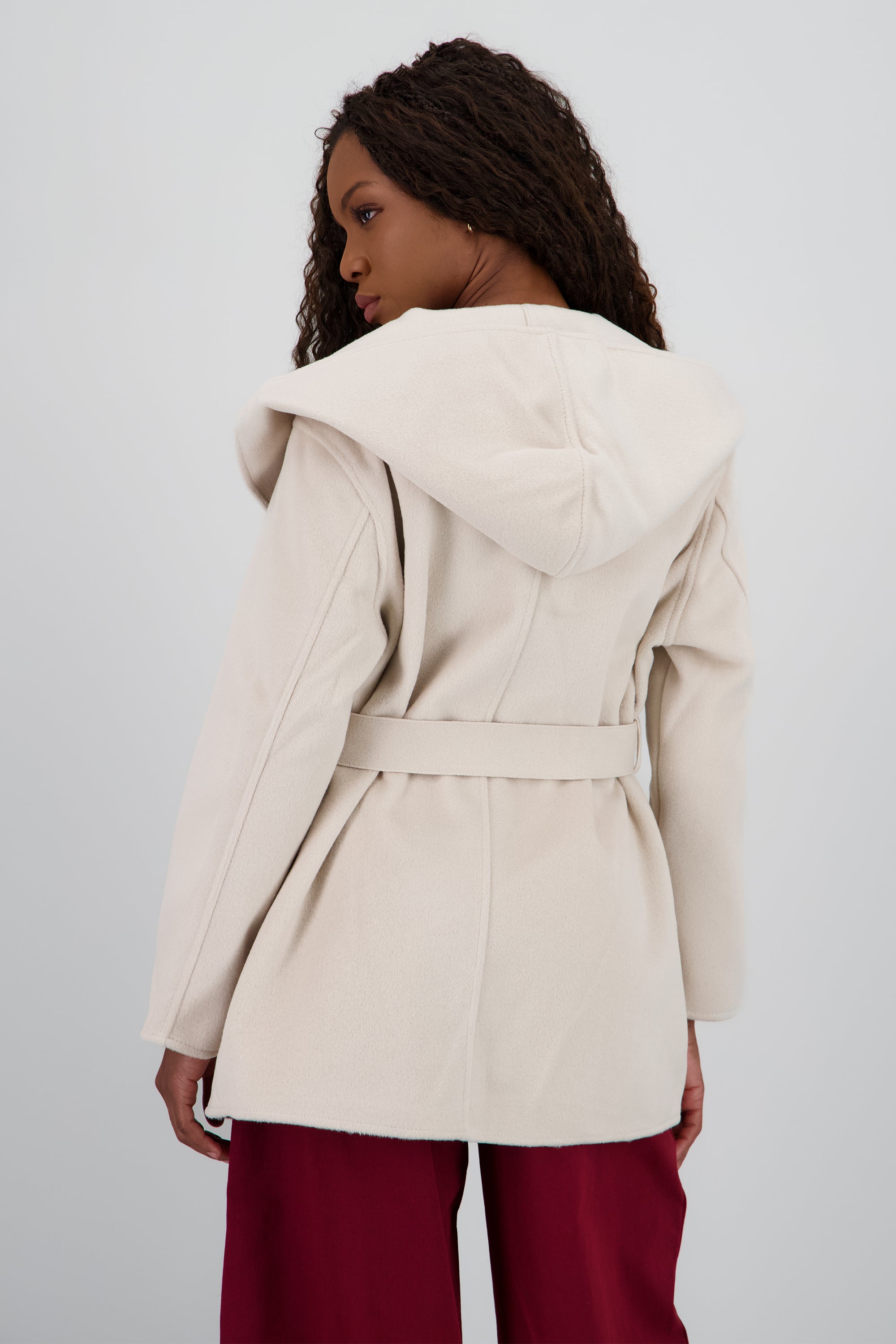 Abrigo corto detalle laso gorro BEIGE