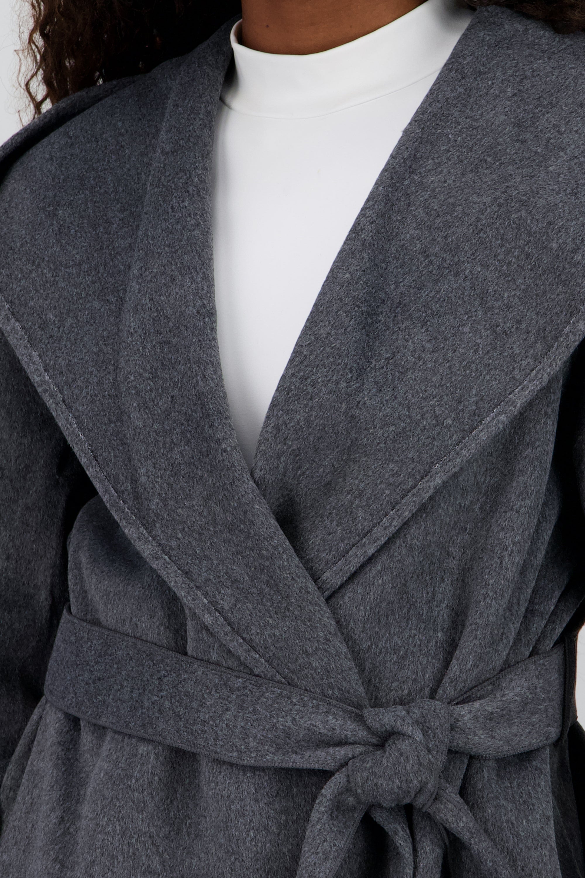 Abrigo corto detalle laso gorro GRIS