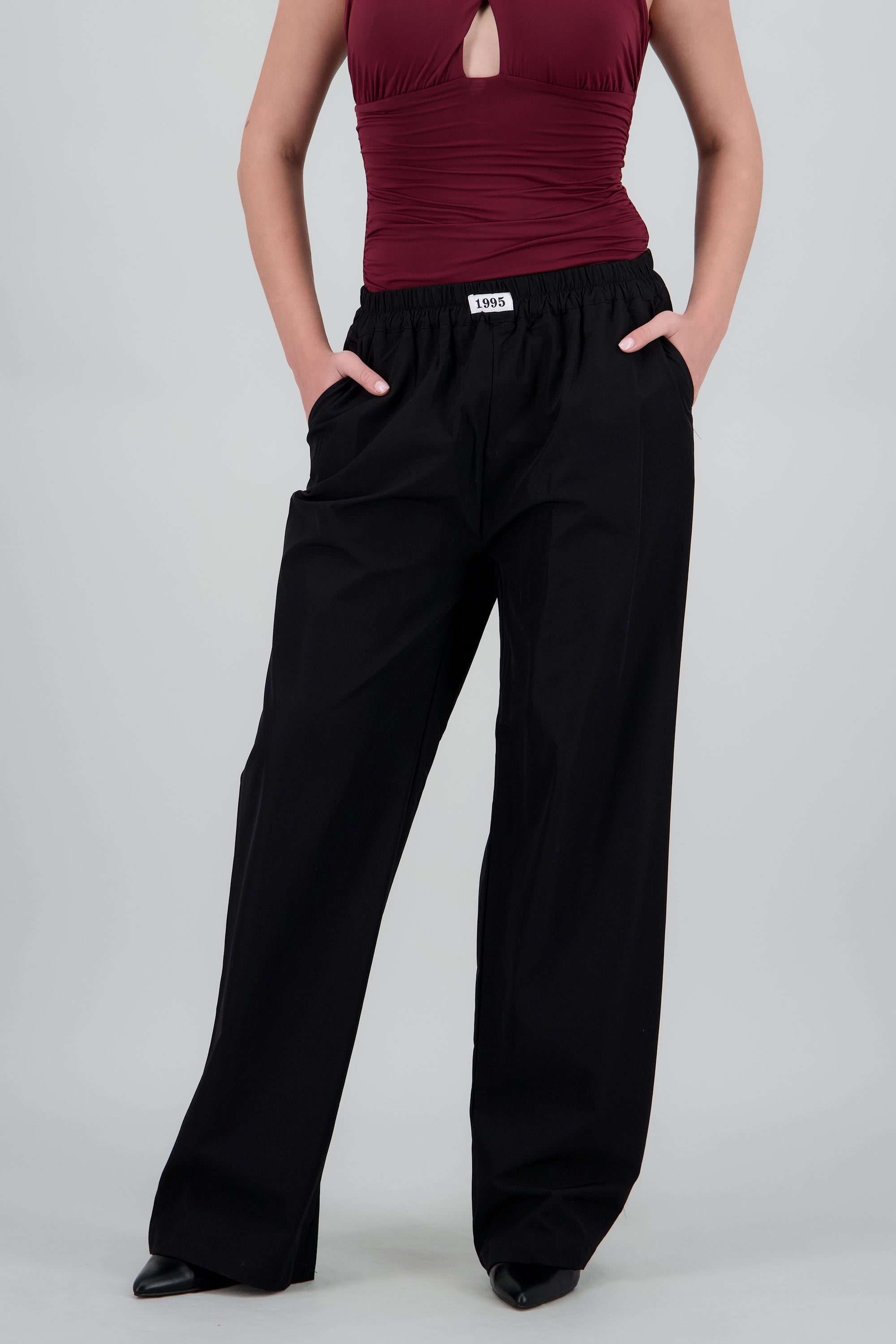 Pantalon liso recto detalle pretina NEGRO