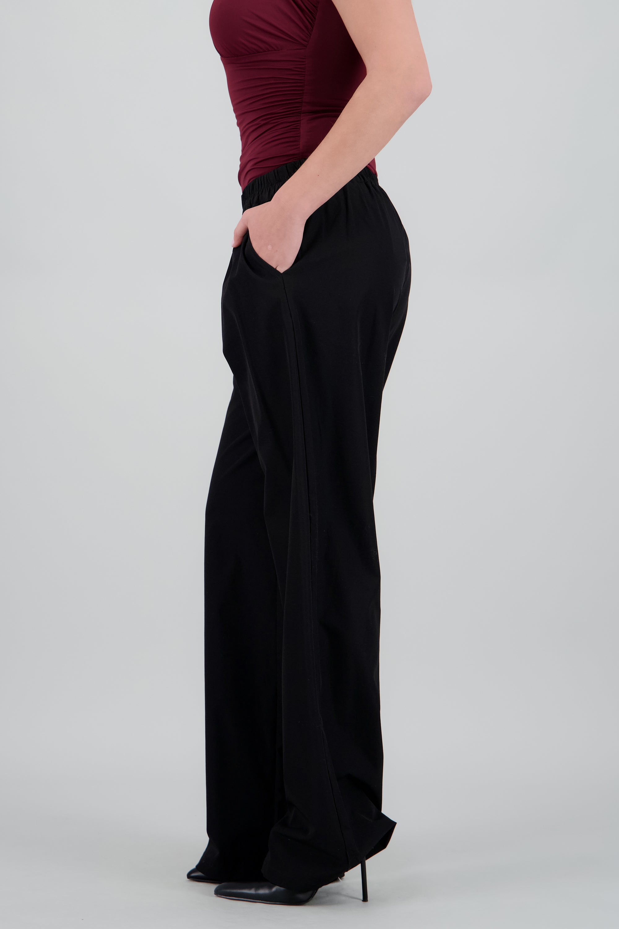 Pantalon liso recto detalle pretina NEGRO