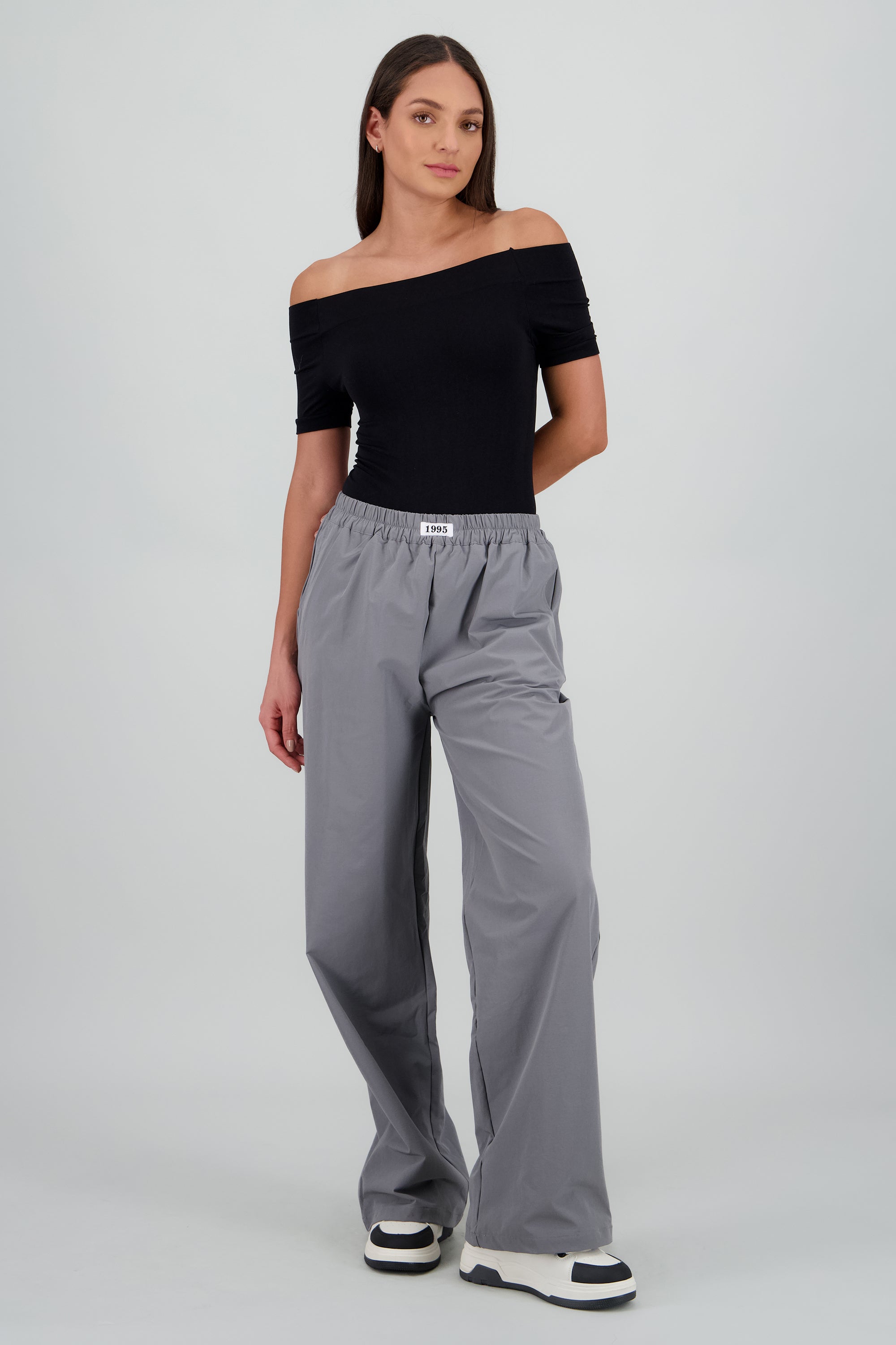 Pantalon liso recto detalle pretina GRIS