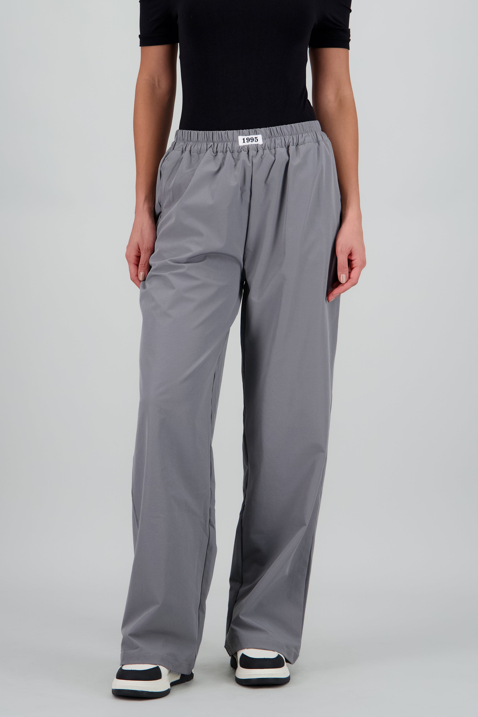 Pantalon liso recto detalle pretina GRIS