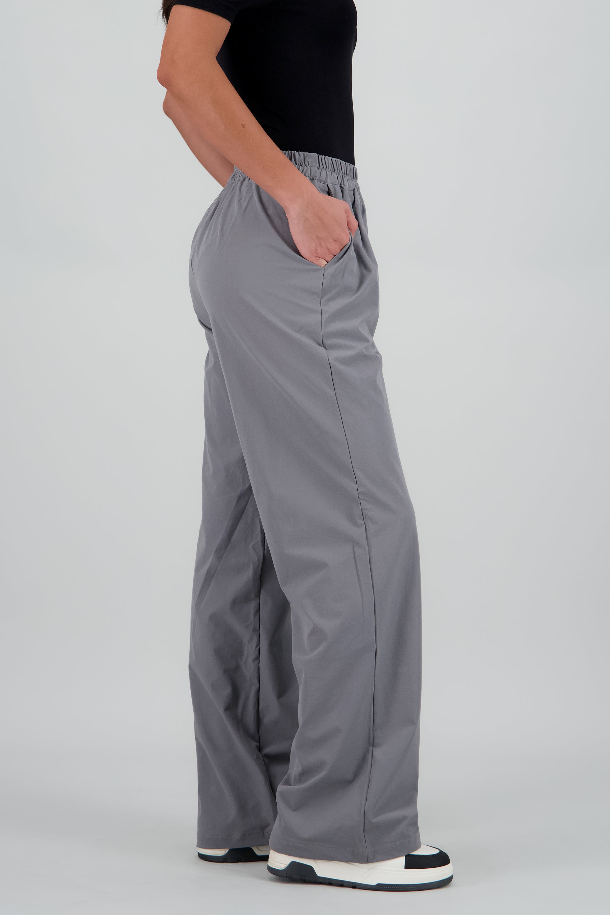Pantalon liso recto detalle pretina GRIS