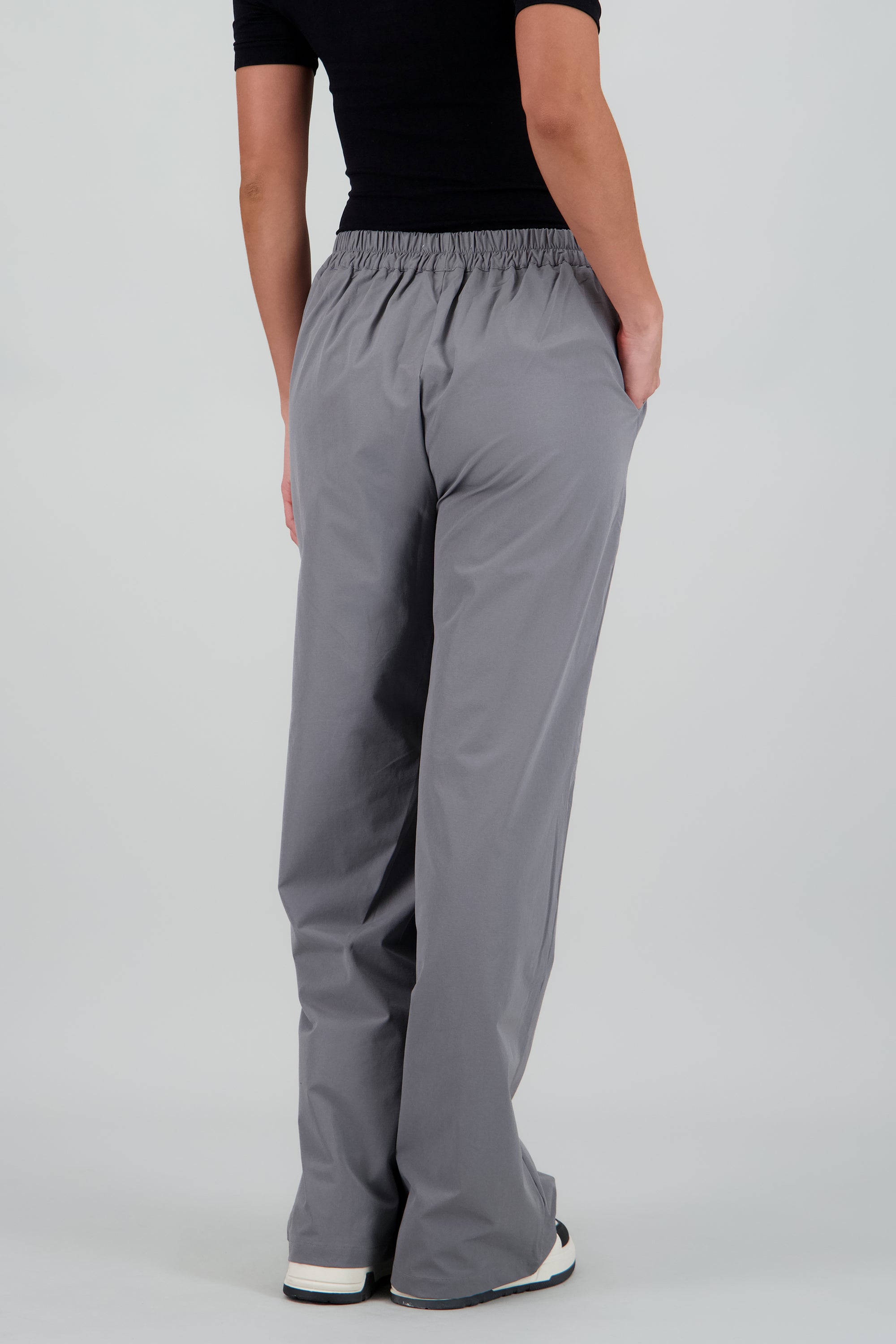 Pantalon liso recto detalle pretina GRIS