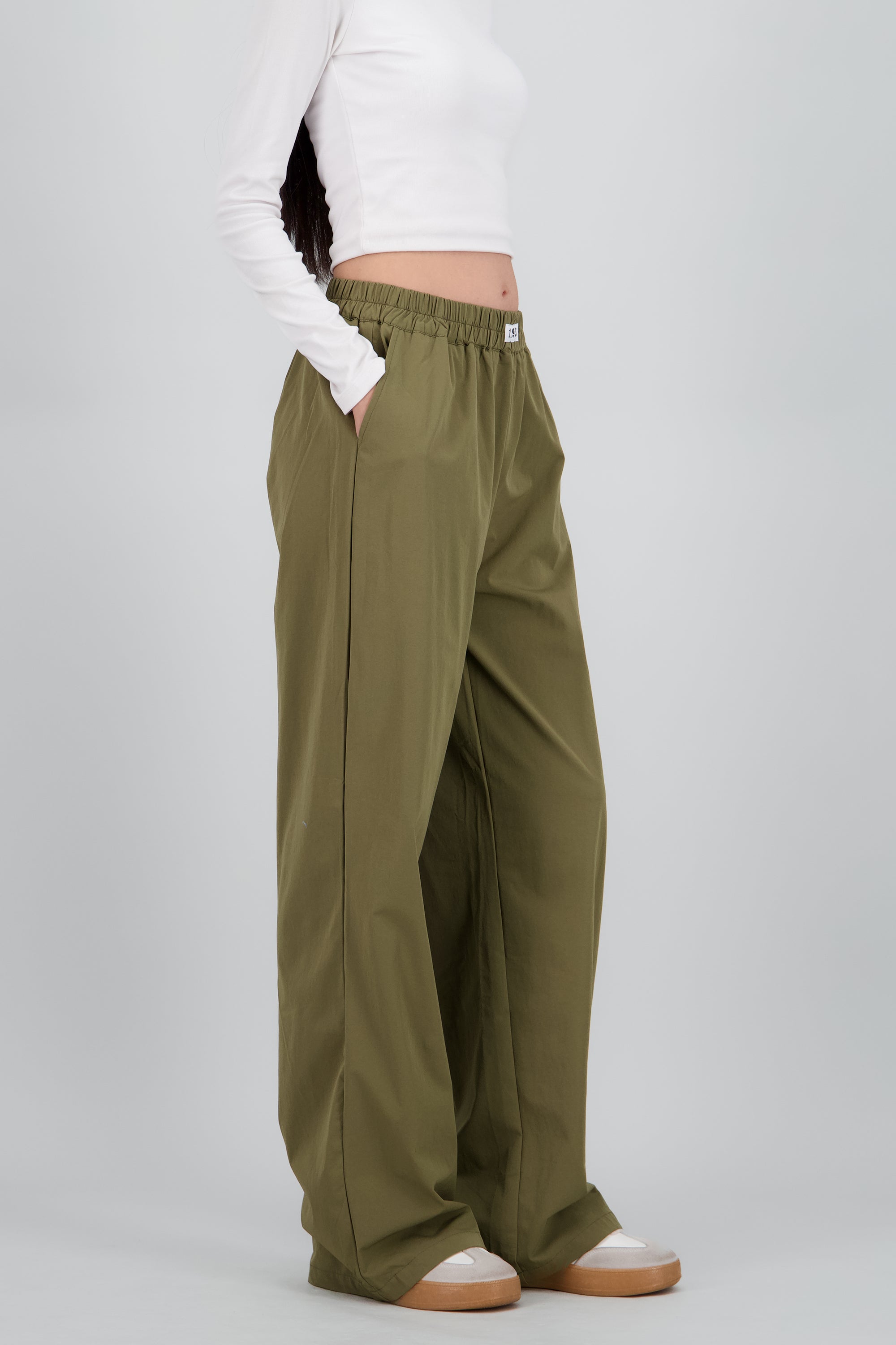 Pantalon liso recto detalle pretina OLIVO