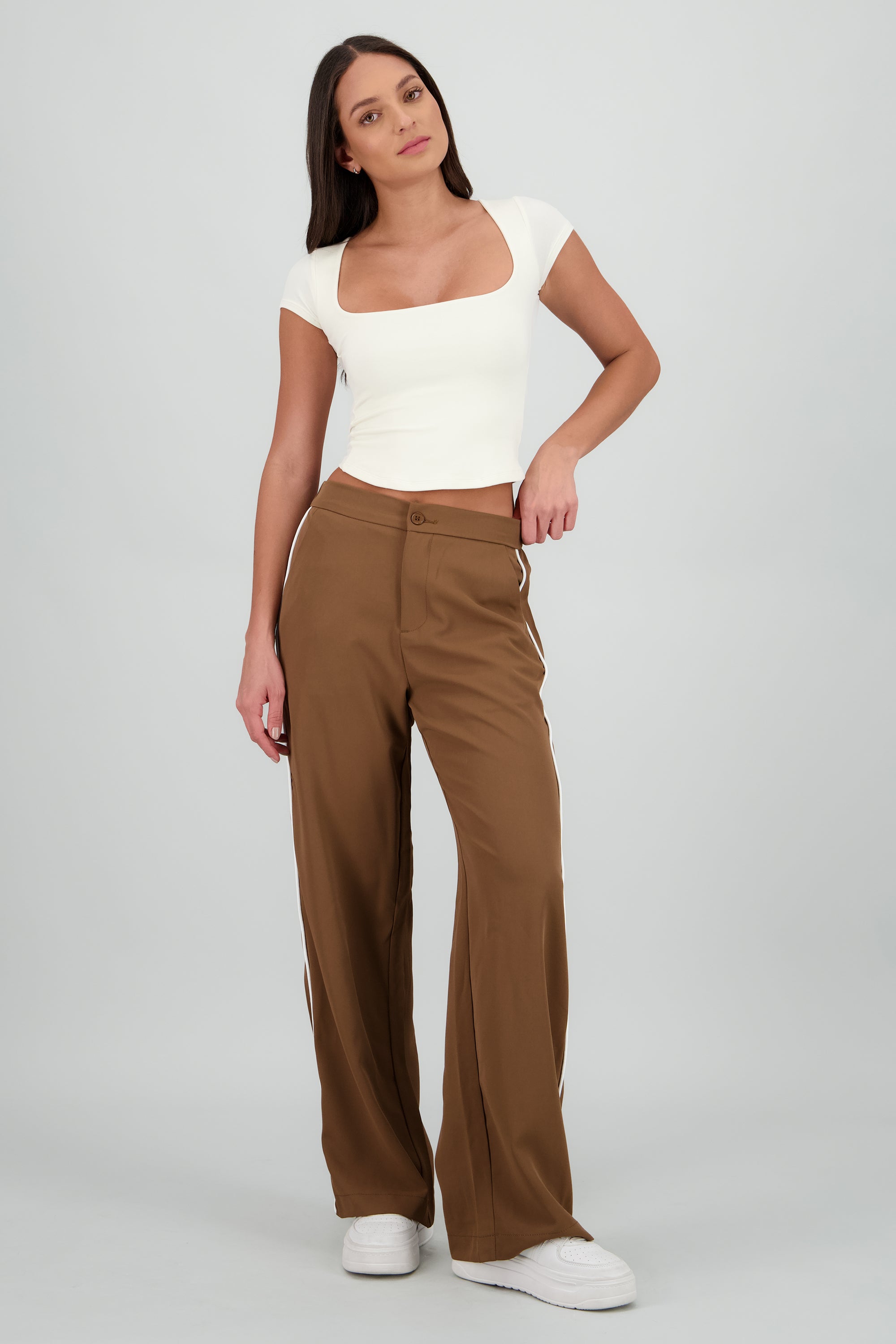 Pantalon recto detalle rayas costado CAFE