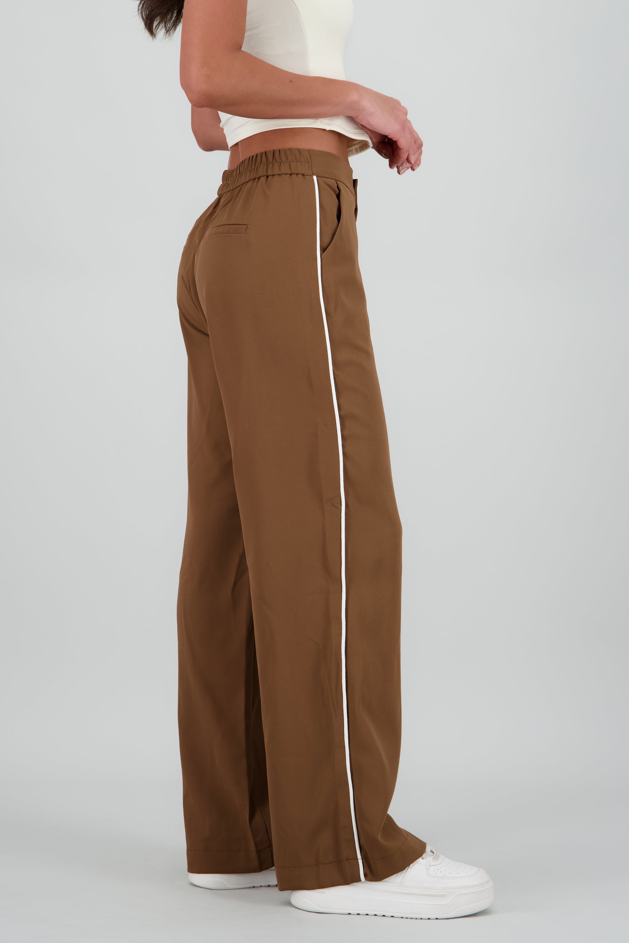 Pantalon recto detalle rayas costado CAFE