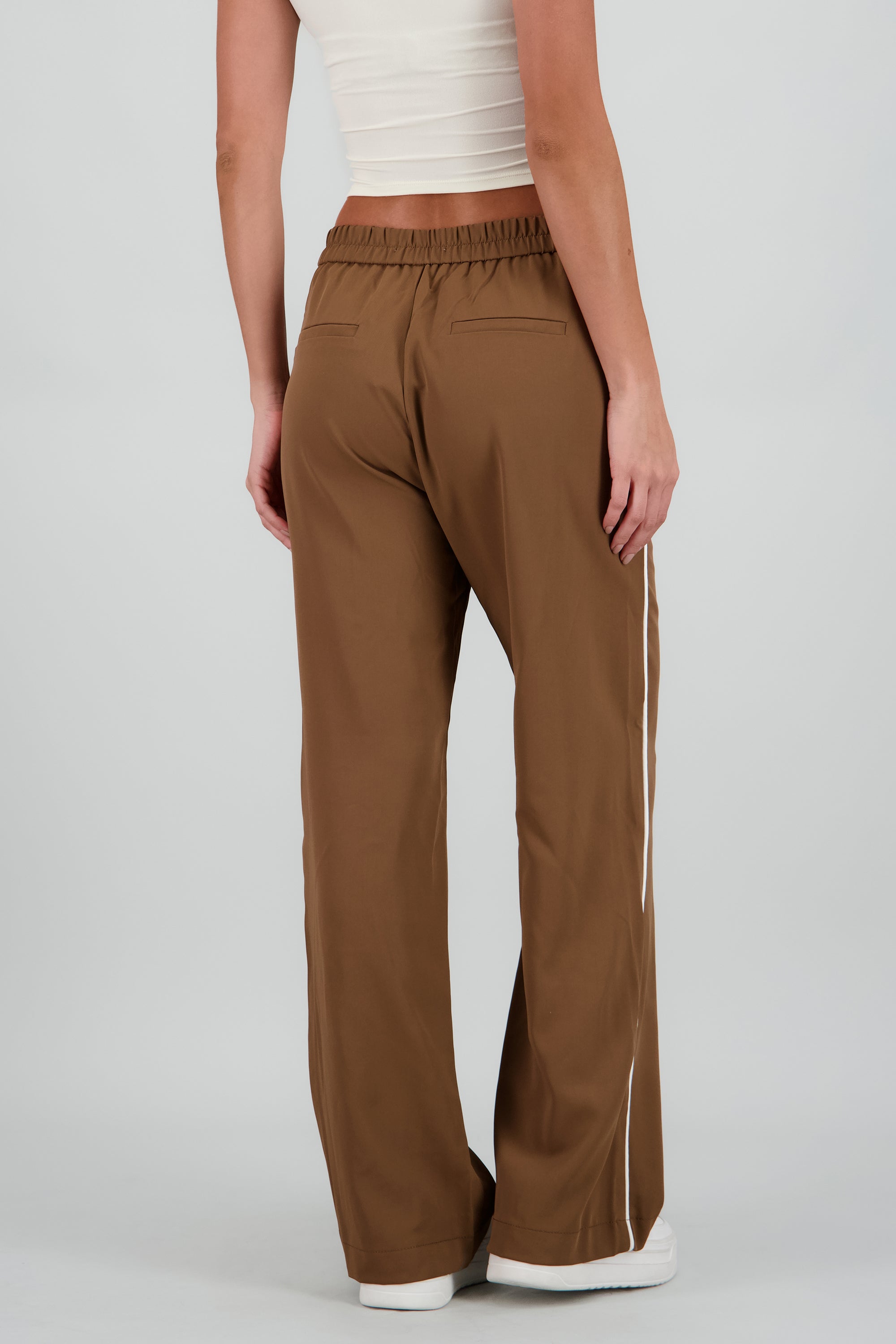 Pantalon recto detalle rayas costado CAFE