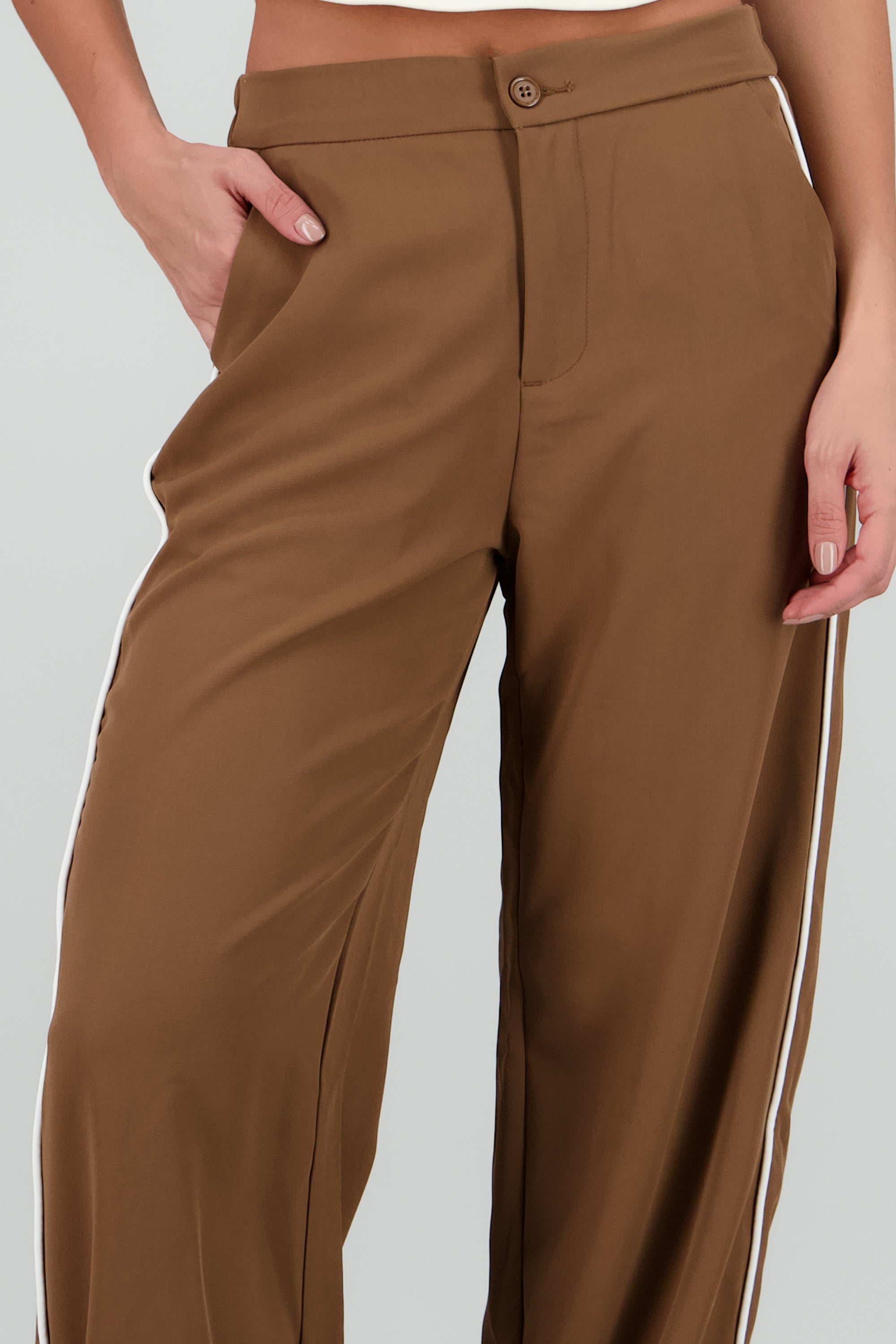 Pantalon recto detalle rayas costado CAFE