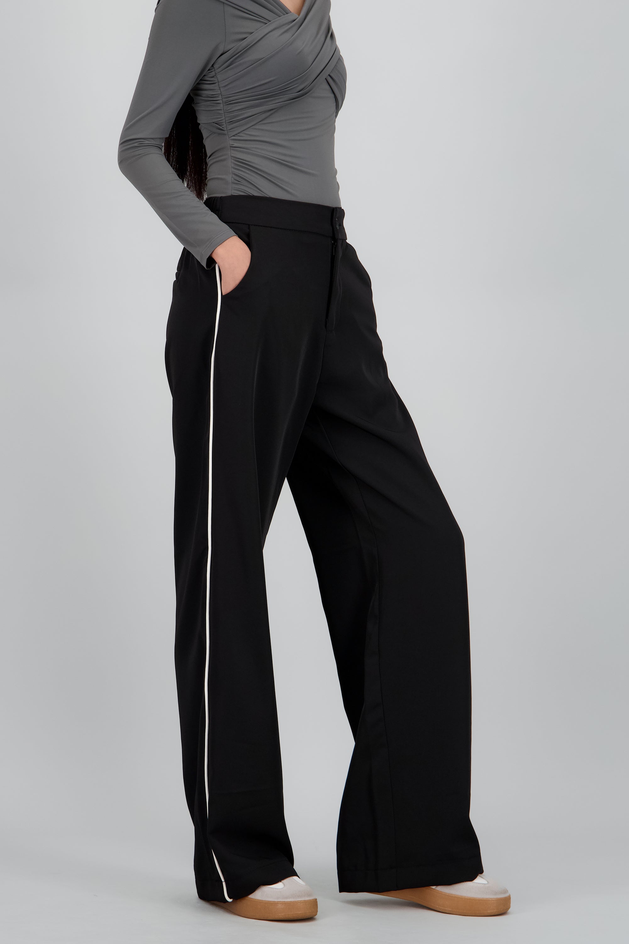 Pantalon recto detalle rayas costado NEGRO