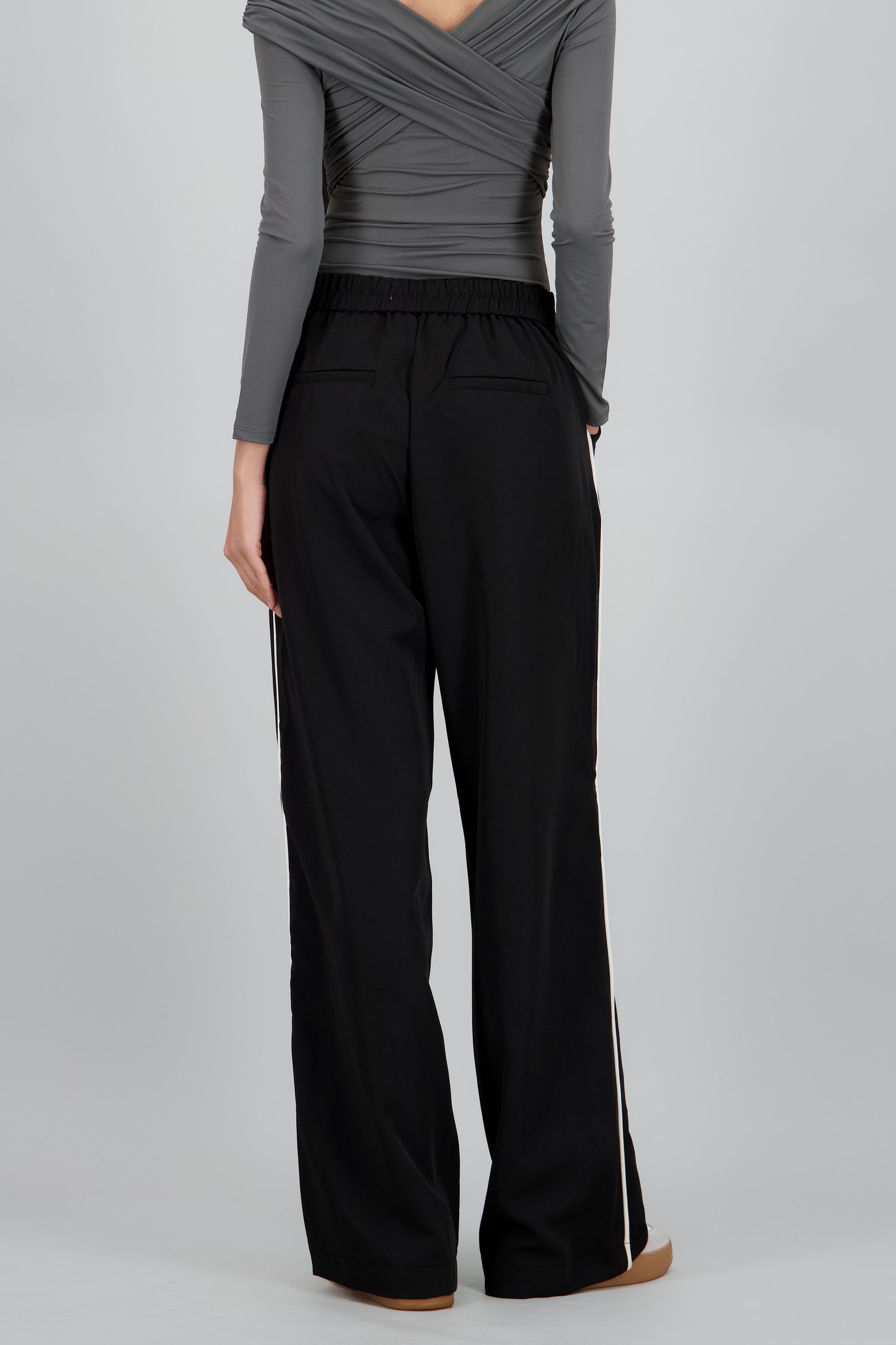 Pantalon recto detalle rayas costado NEGRO