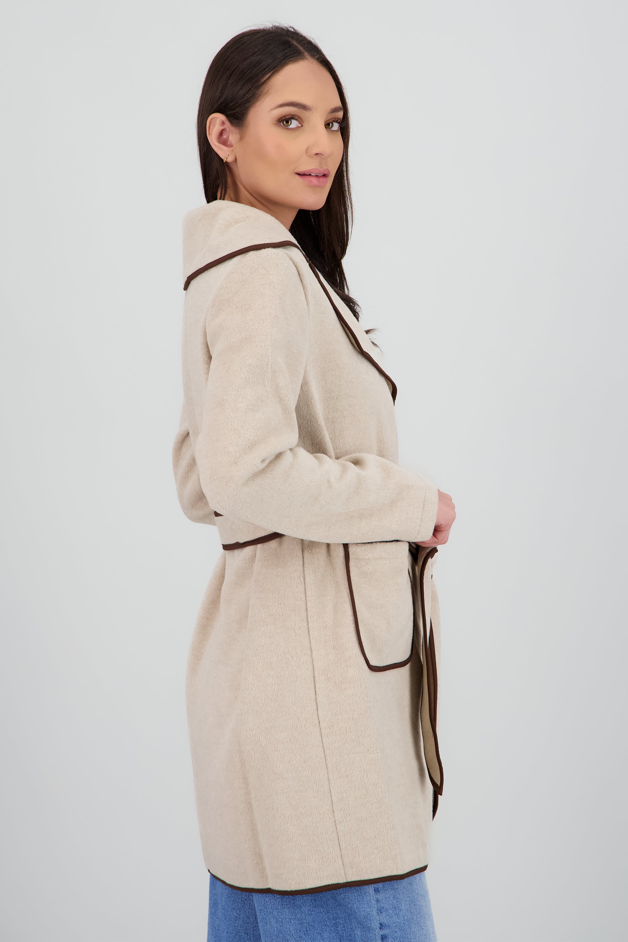 Abrigo corto detalle contraste laso BEIGE