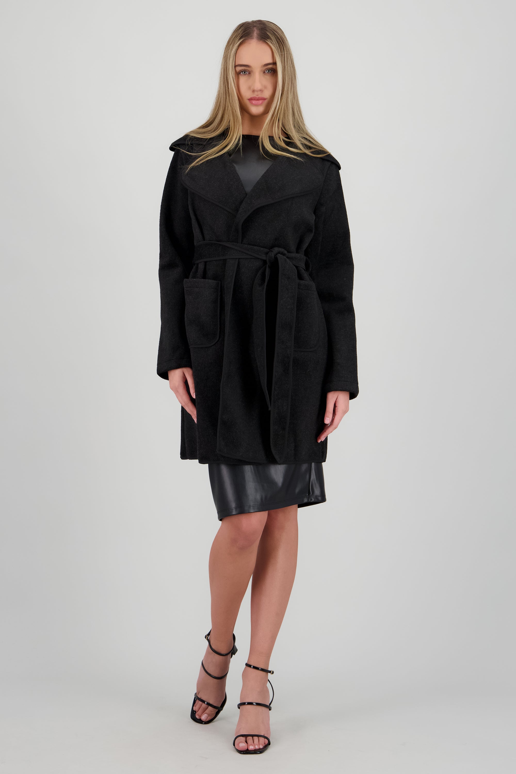 Abrigo corto detalle contraste laso NEGRO