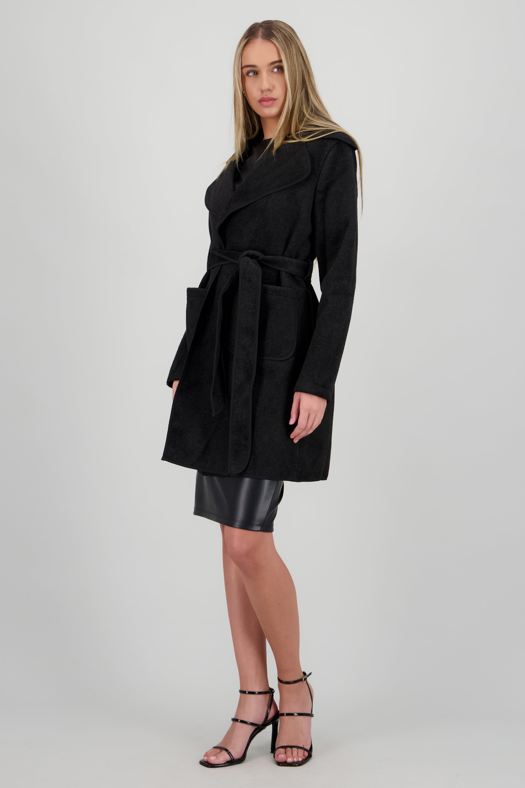 Abrigo corto detalle contraste laso NEGRO