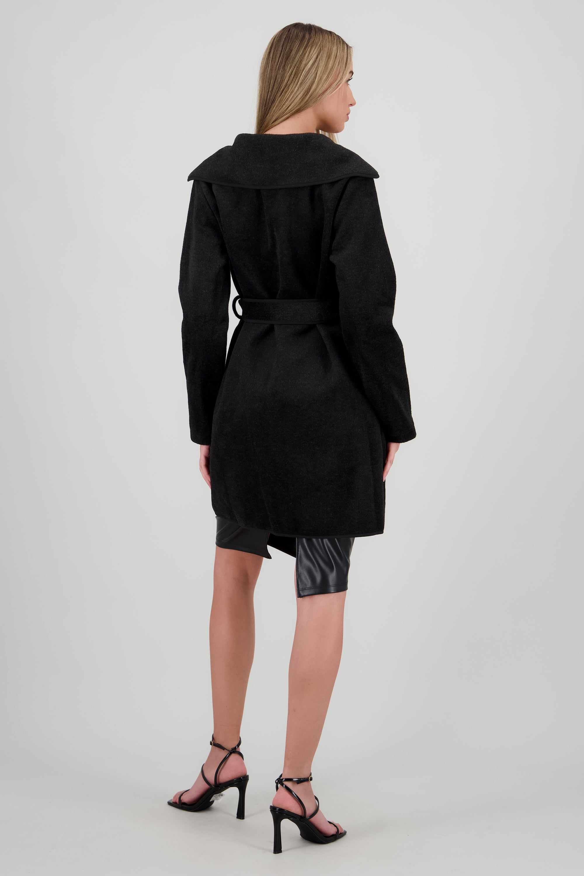 Abrigo corto detalle contraste laso NEGRO