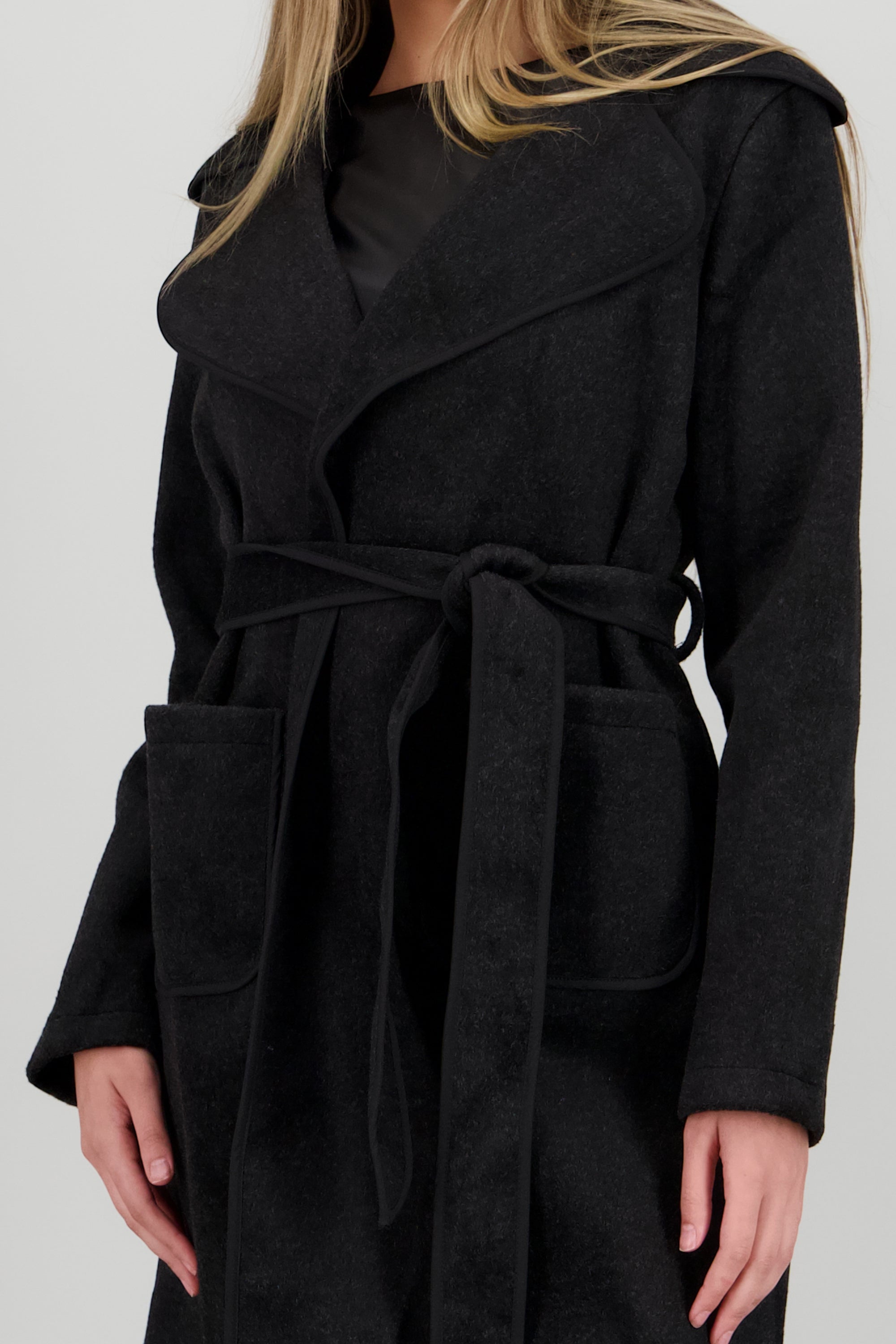 Abrigo corto detalle contraste laso NEGRO