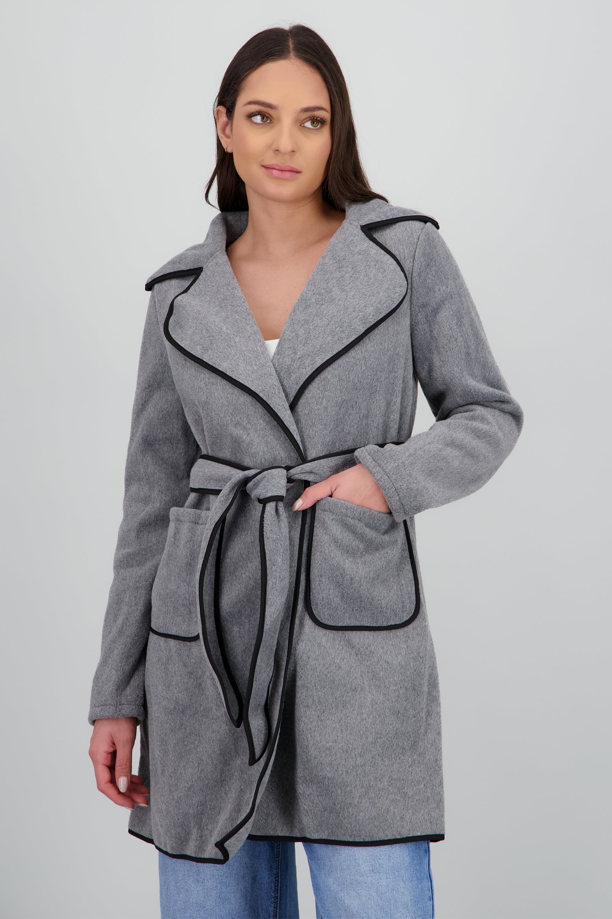 Abrigo corto detalle contraste laso GRIS