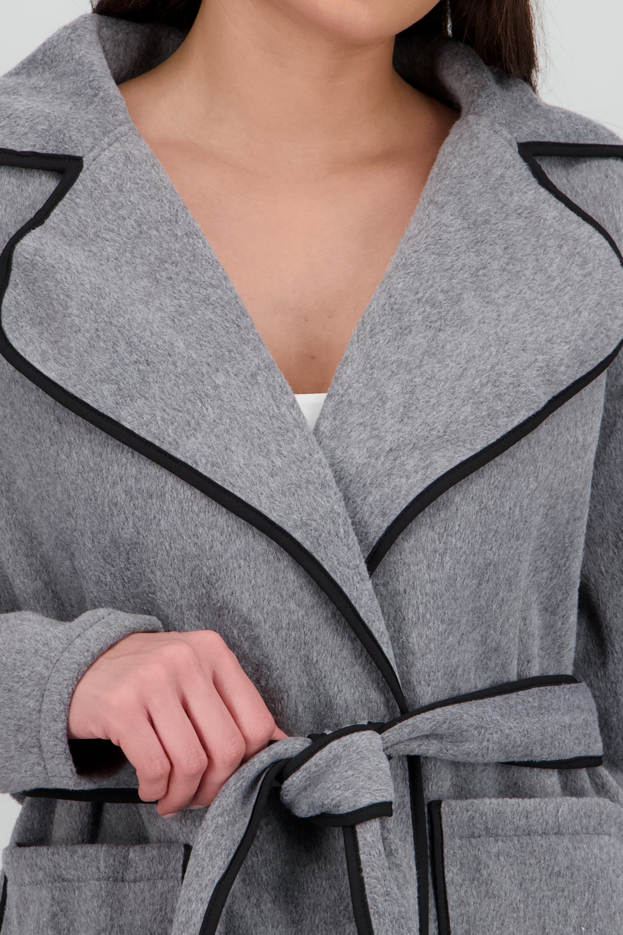 Abrigo corto detalle contraste laso GRIS